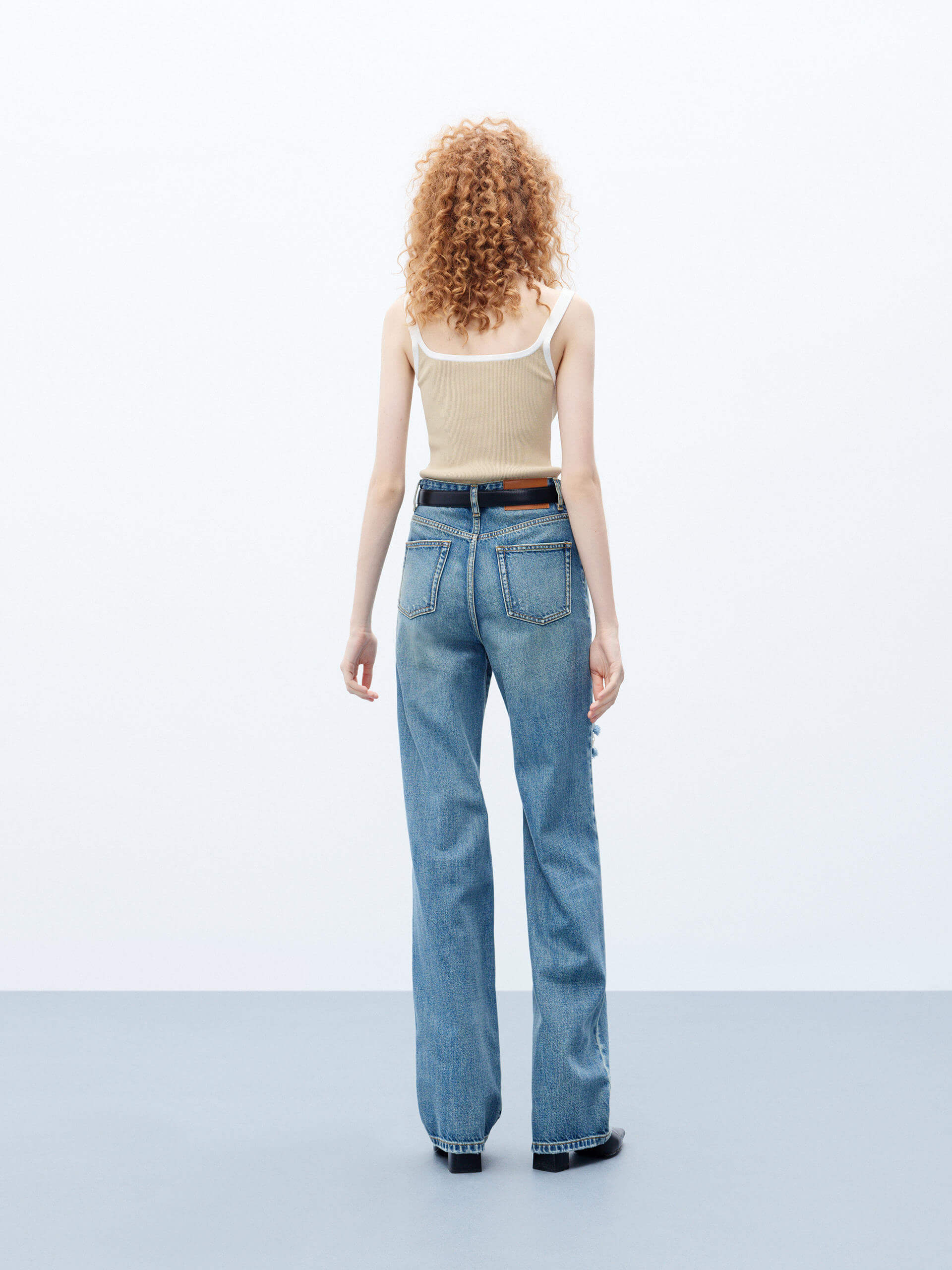 MO&Co. Women's Contrast Trim Ribbed Tank Top in Camel