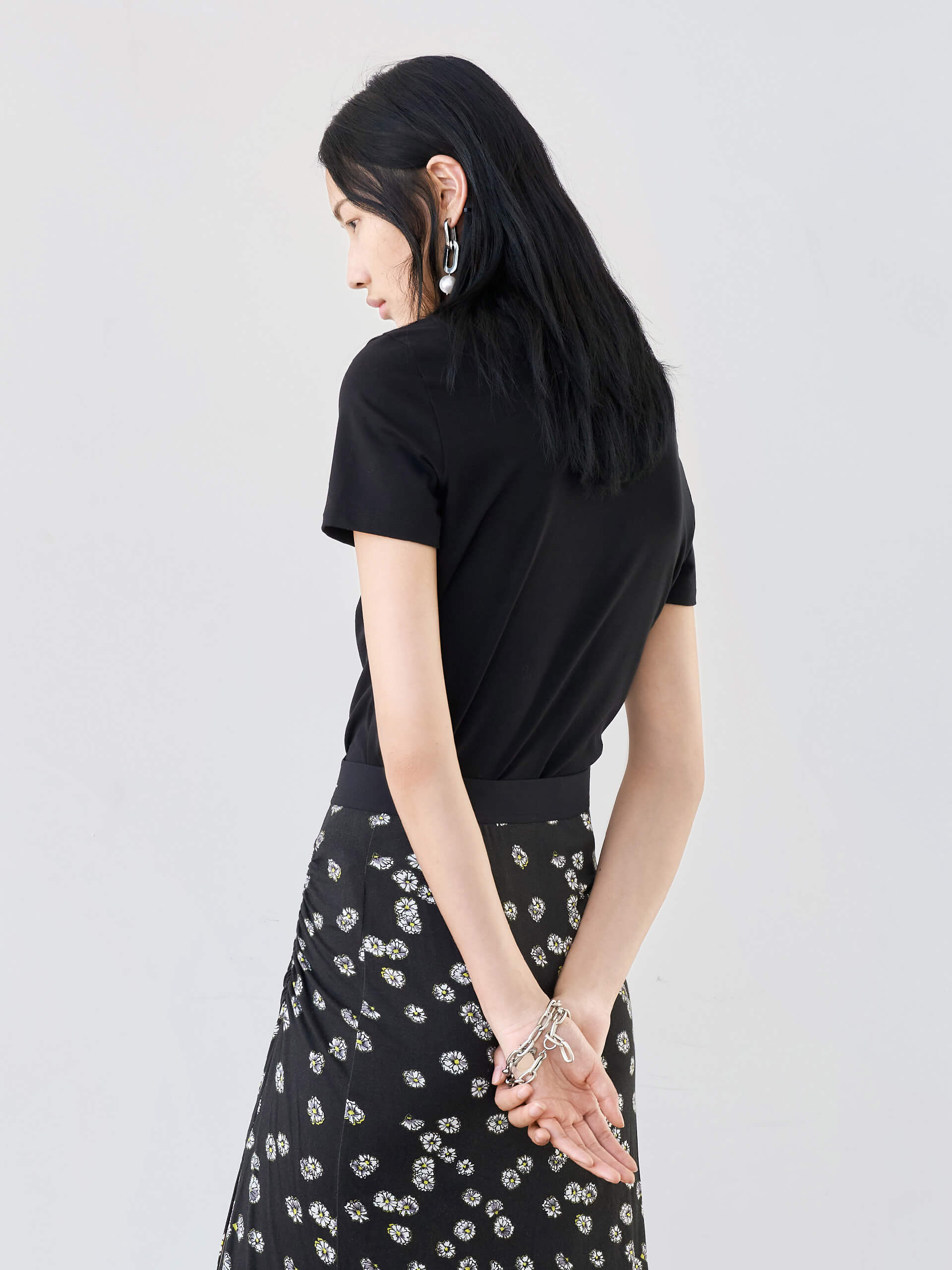 MO&Co. Women's Cotton Letter LOGO T-shirt Fitted Classic Round Neck