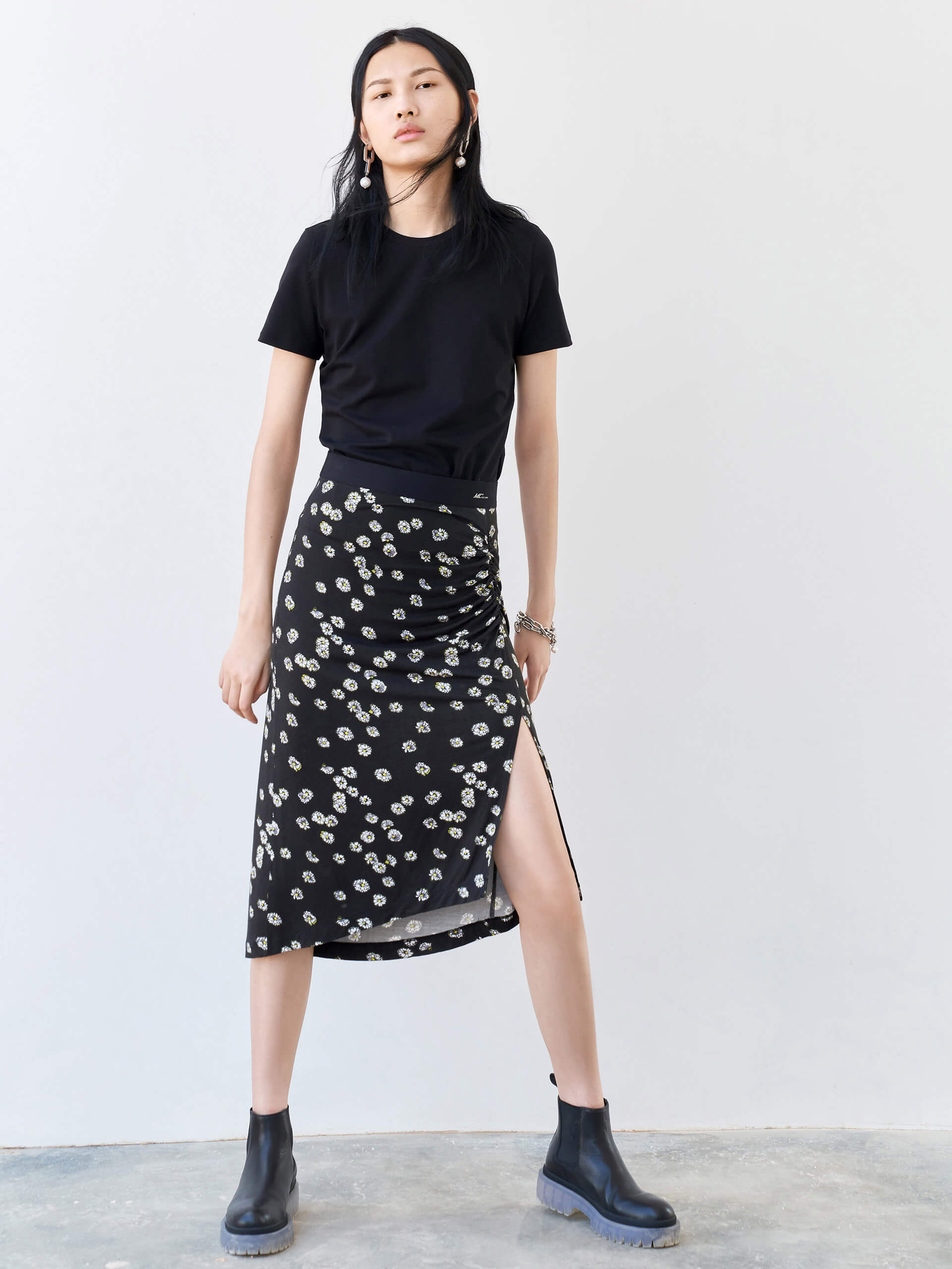 MO&Co. Women's Cotton Letter LOGO T-shirt Fitted Classic Round Neck