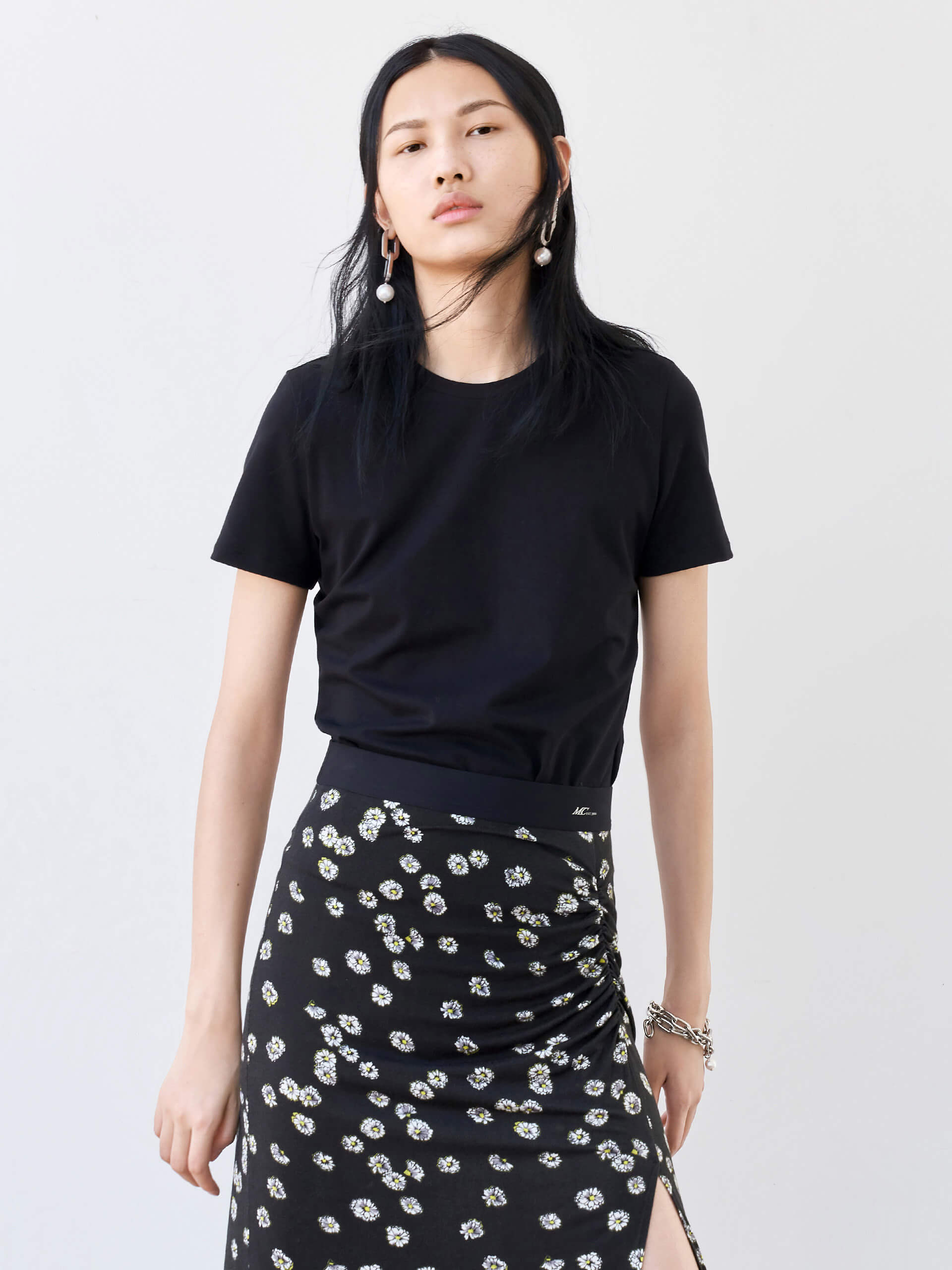 MO&Co. Women's Cotton Letter LOGO T-shirt Fitted Classic Round Neck