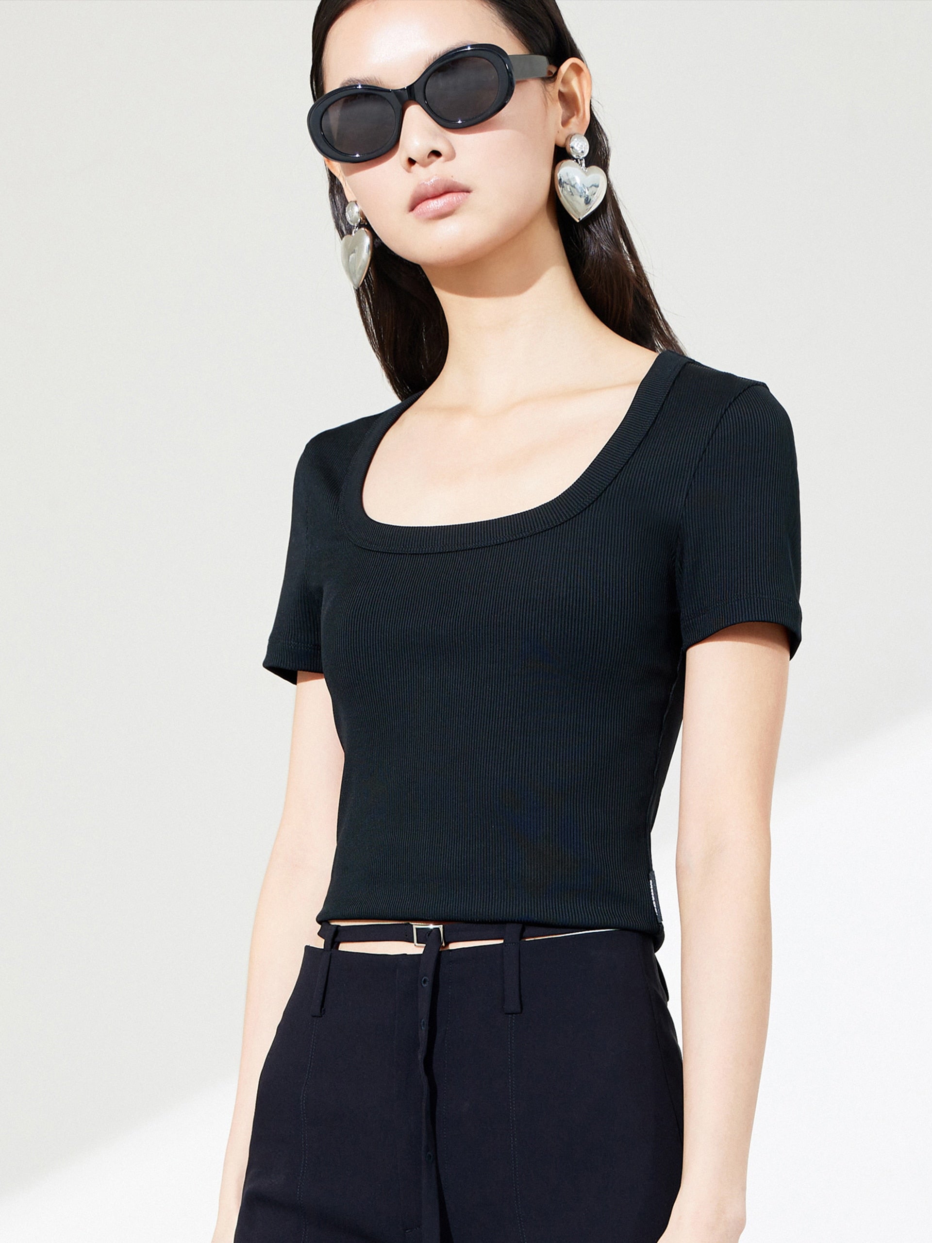 MO&Co. Women's Ribbed Textured Slim Fit T-shirt Fitted Casual Round Neck Black