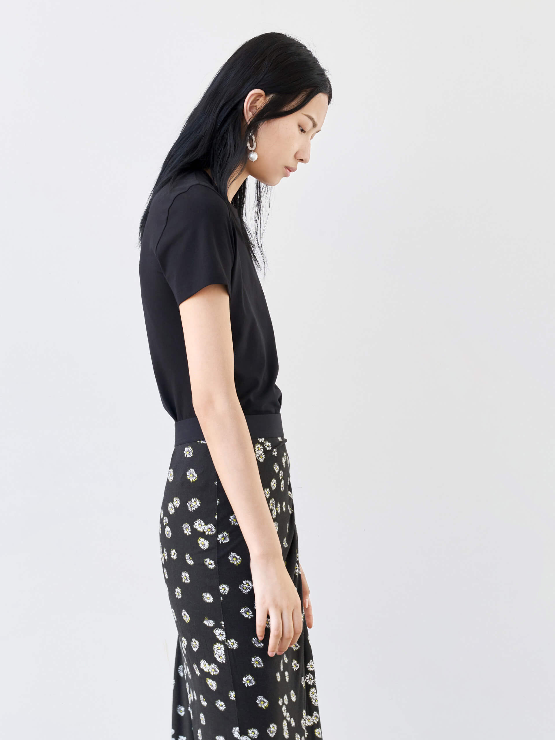 MO&Co. Women's Cotton Letter LOGO T-shirt Fitted Classic Round Neck