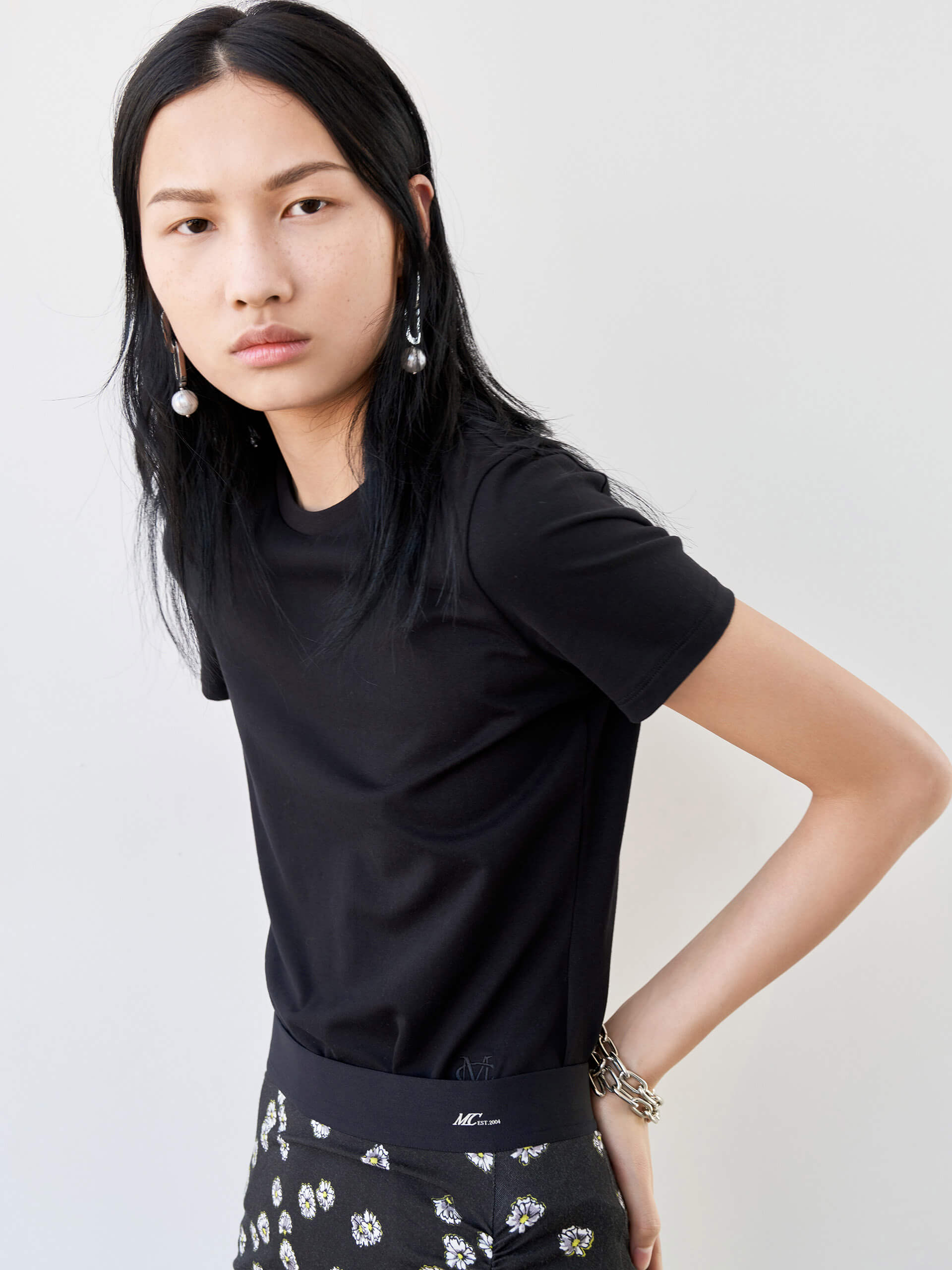 MO&Co. Women's Cotton Letter LOGO T-shirt Fitted Classic Round Neck