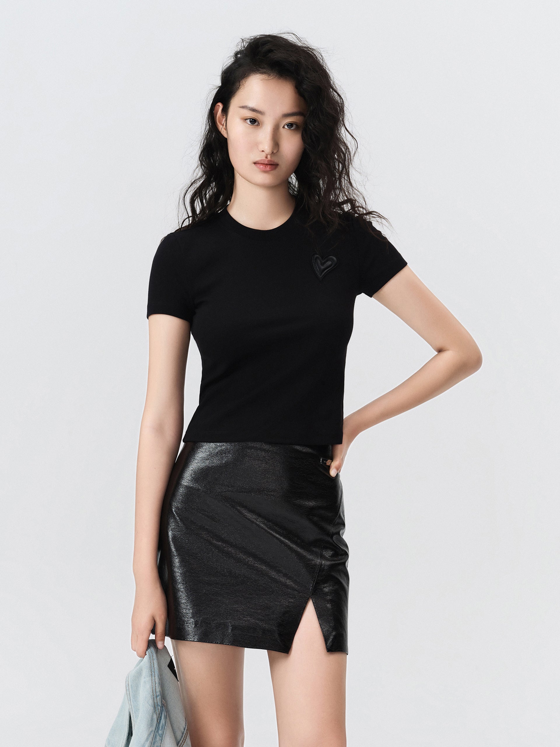 MO&Co. Women's Cotton Slim Fit T-shirt Fitted Chic Round Neck Black And White