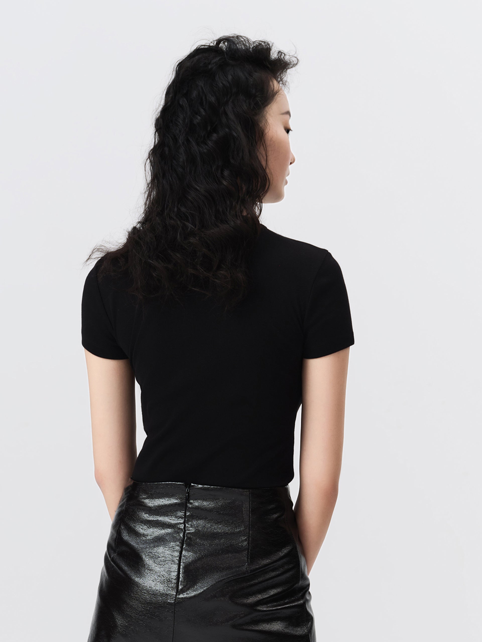 MO&Co. Women's Cotton Slim Fit T-shirt Fitted Chic Round Neck Black And White