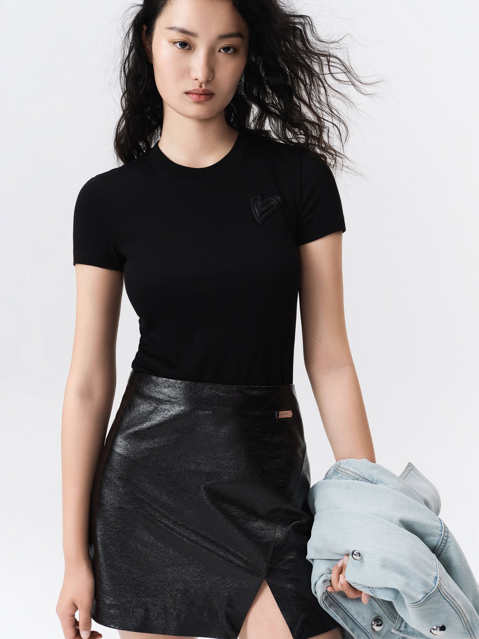 MO&Co. Women's Cotton Slim Fit T-shirt Fitted Chic Round Neck Black And White