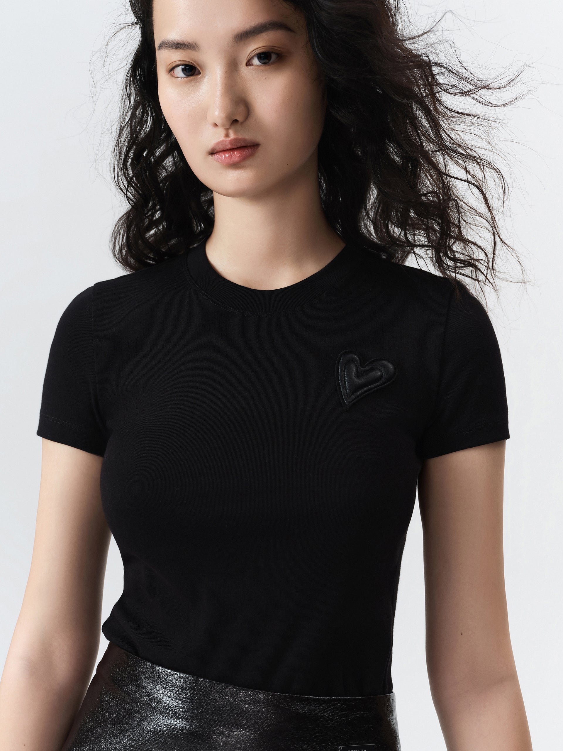 MO&Co. Women's Cotton Slim Fit T-shirt Fitted Chic Round Neck Black And White