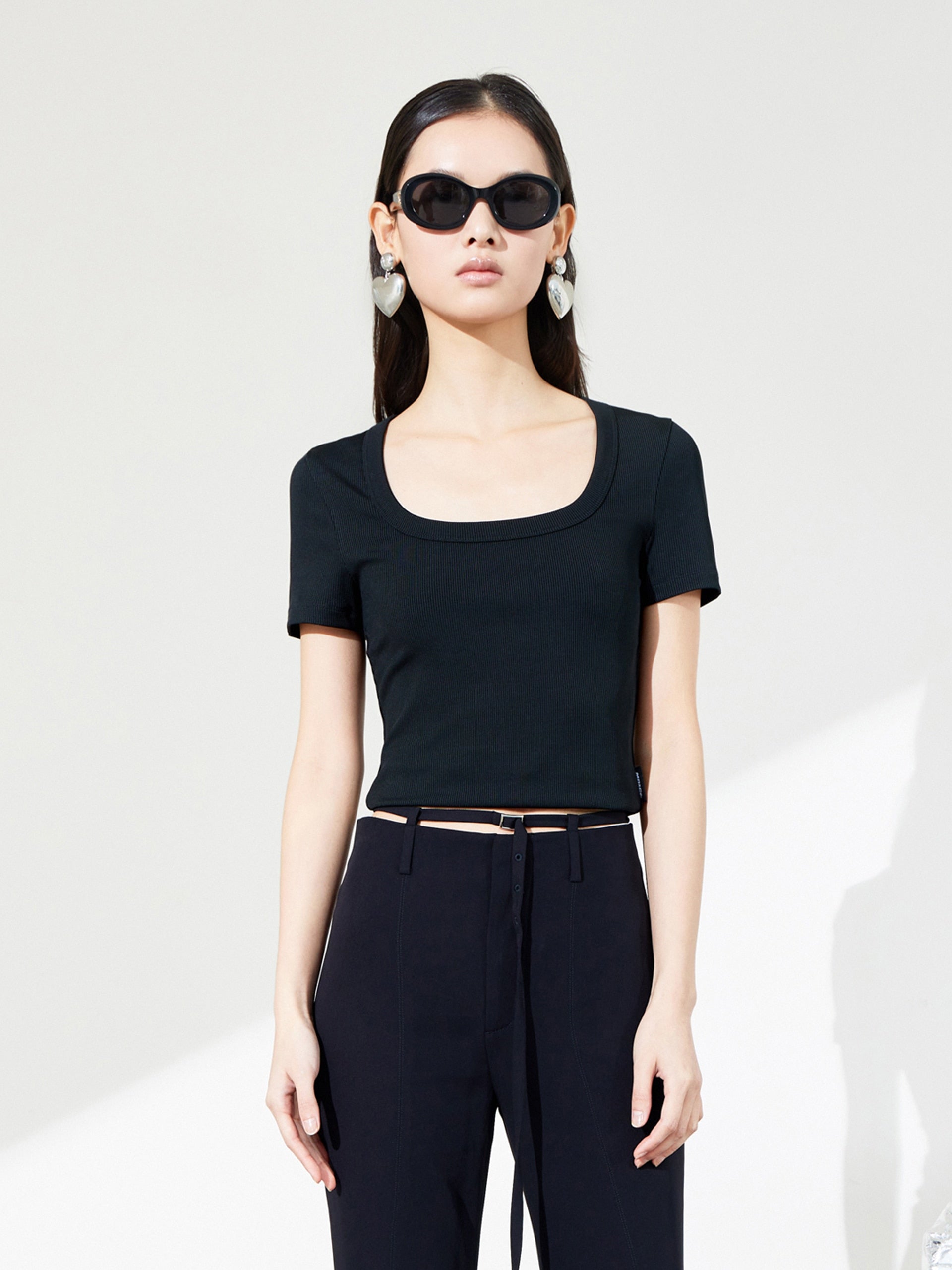 MO&Co. Women's Ribbed Textured Slim Fit T-shirt Fitted Casual Round Neck Black