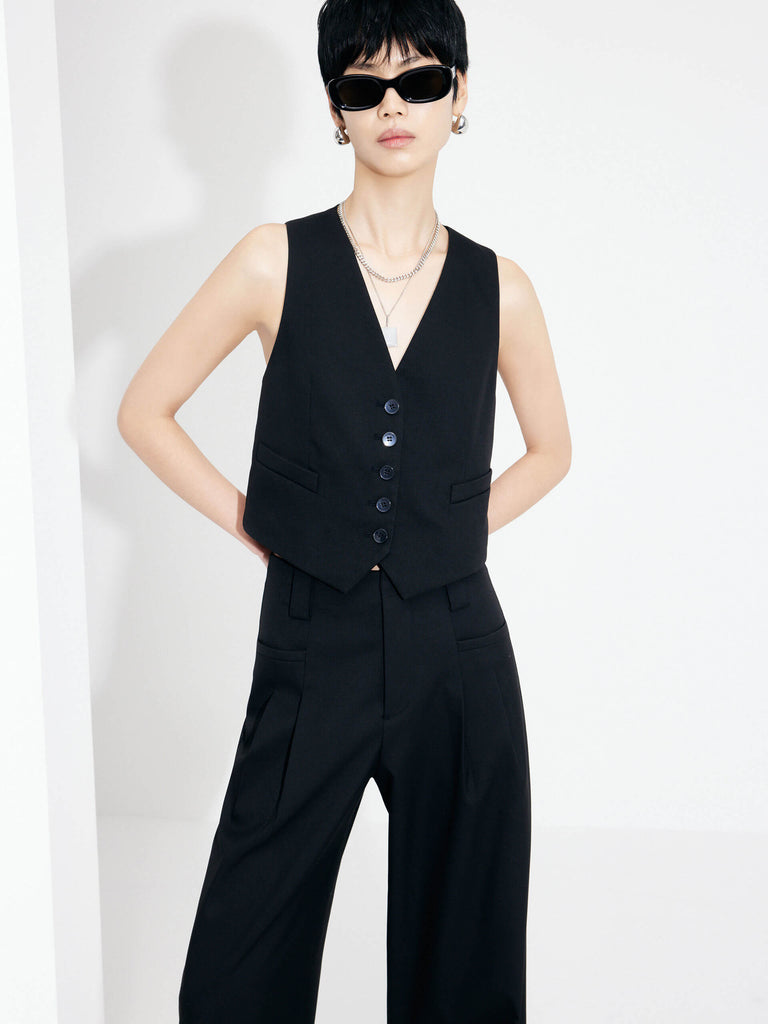 MO&Co. Women's V Neck Tailored Vest in Black. Its tailored style, straight fit & button closure create a polished look. Front pockets add the perfect finishing touch.