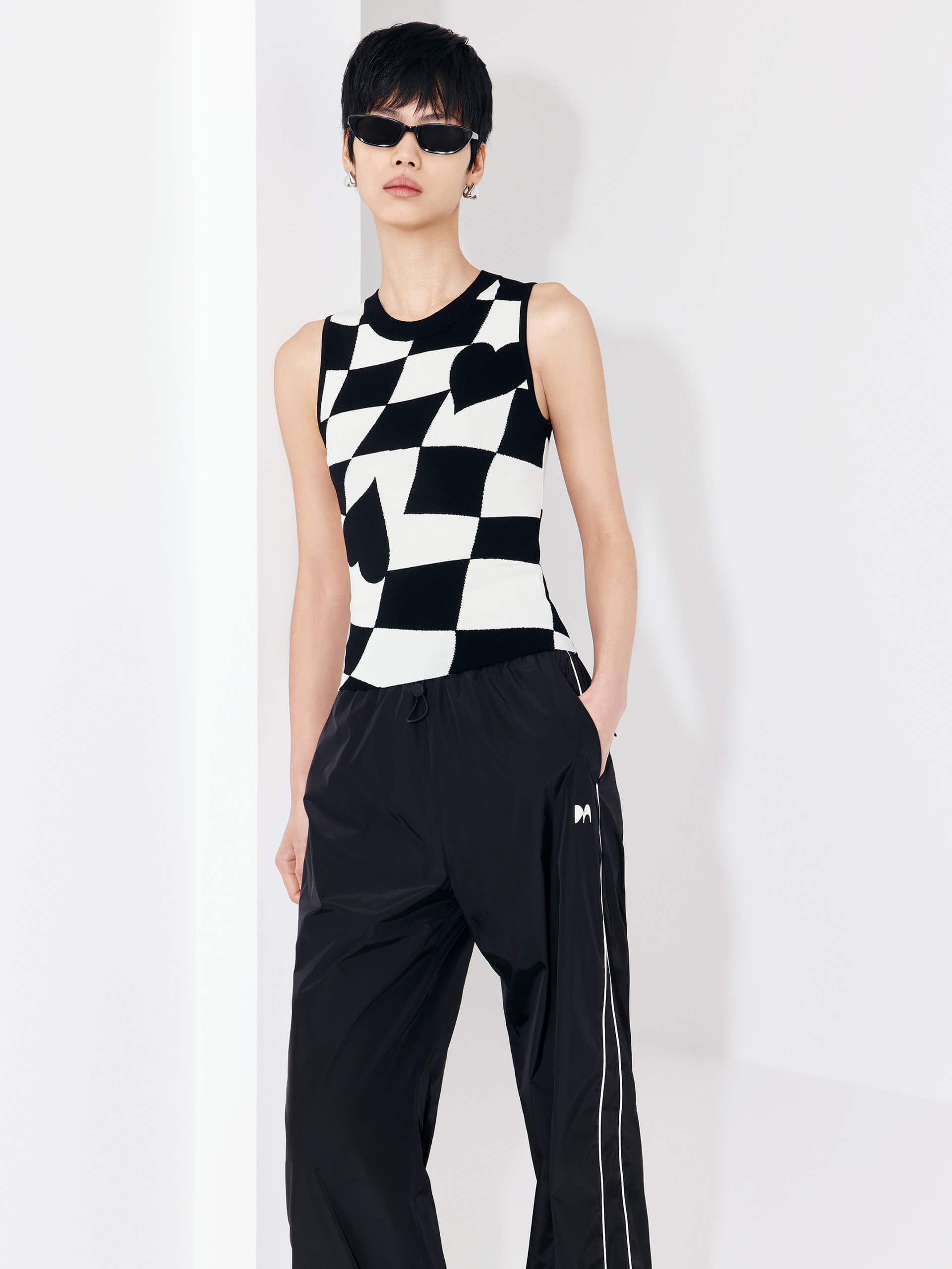 MO&Co. Women's Checkered Jacquard Round Neck Slim Fit Knit Vest in Black and White