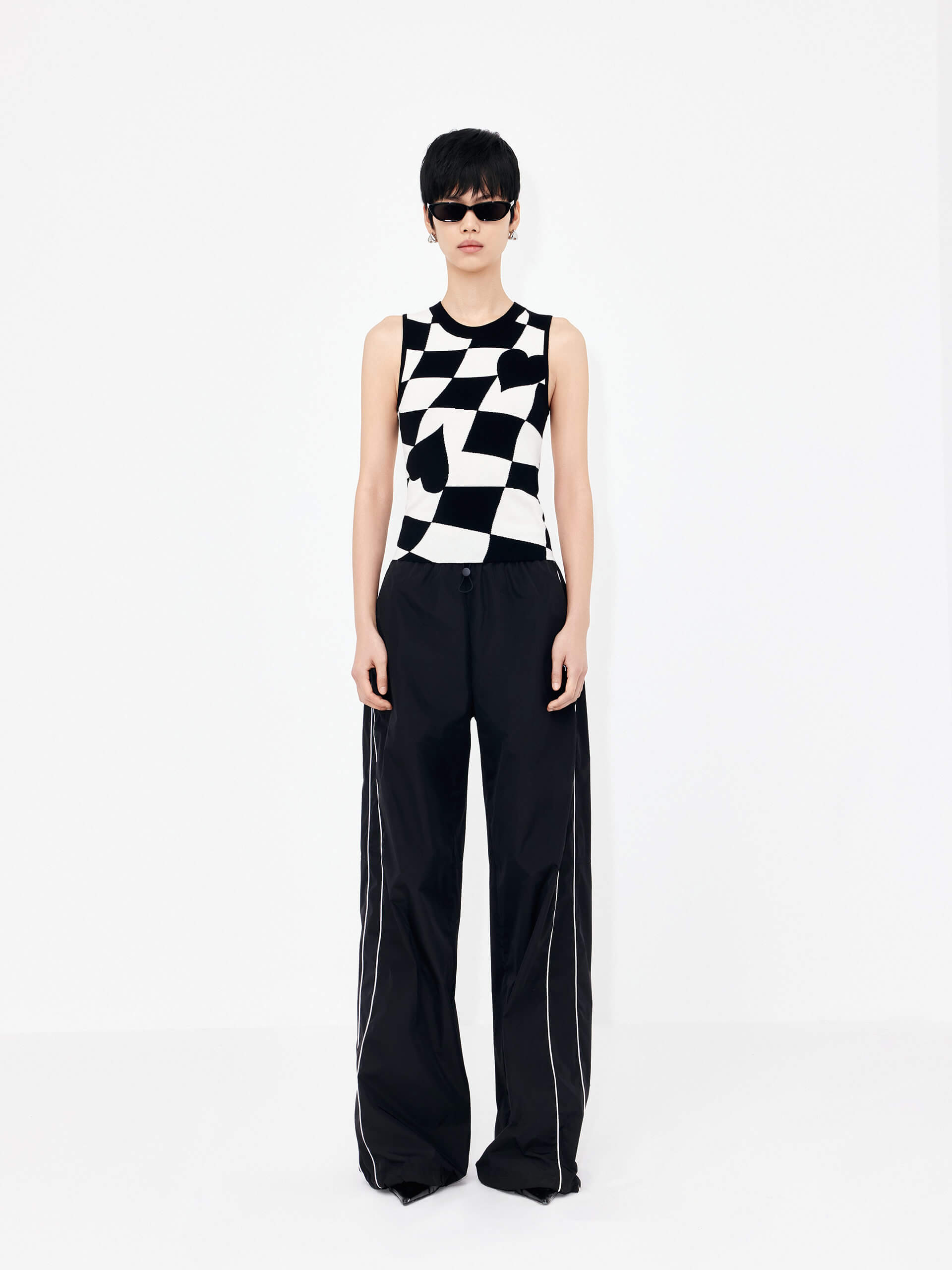 MO&Co. Women's Checkered Jacquard Round Neck Slim Fit Knit Vest in Black and White