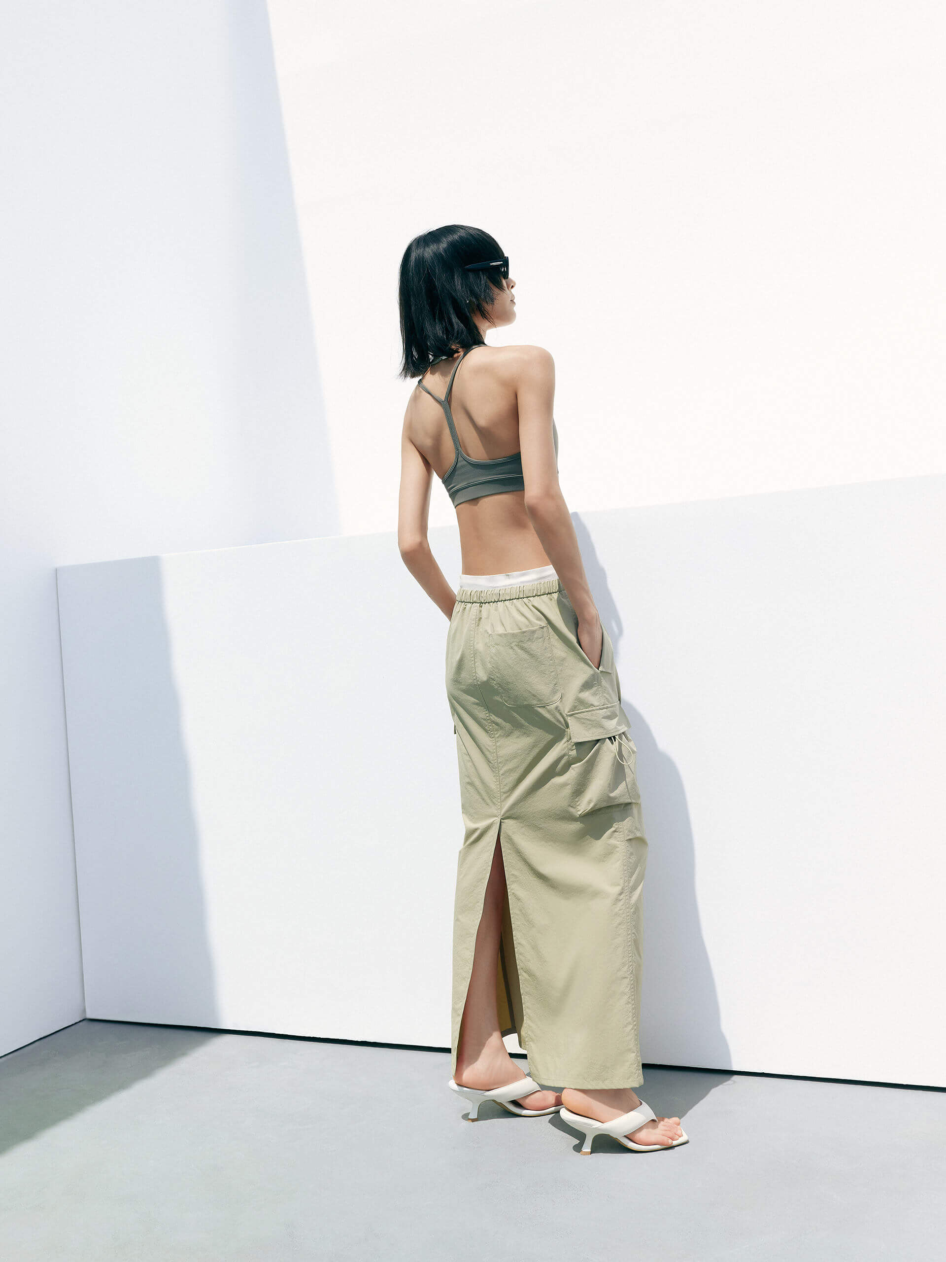 MO&Co. Women's Cropped Sports Bra in Olive offers versatile style ideal for any activity. Its scoop neck, racerback, and elasticized hem provide ultimate comfort. Plus, it features UPF 40+ sun protection. Crafted with cool touch fabric and equipped with non-adjustable thin straps and removable cups.