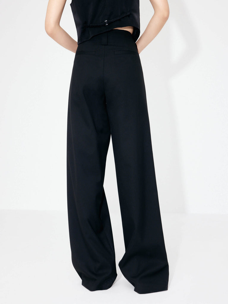 MO&Co. Women's Mid-rise Pleated Suit Pants in Black. Cut with a wide, straight leg and pleats on the front, these chic pants have a zipper and hook closure, plus belt loops for an extra polished look.