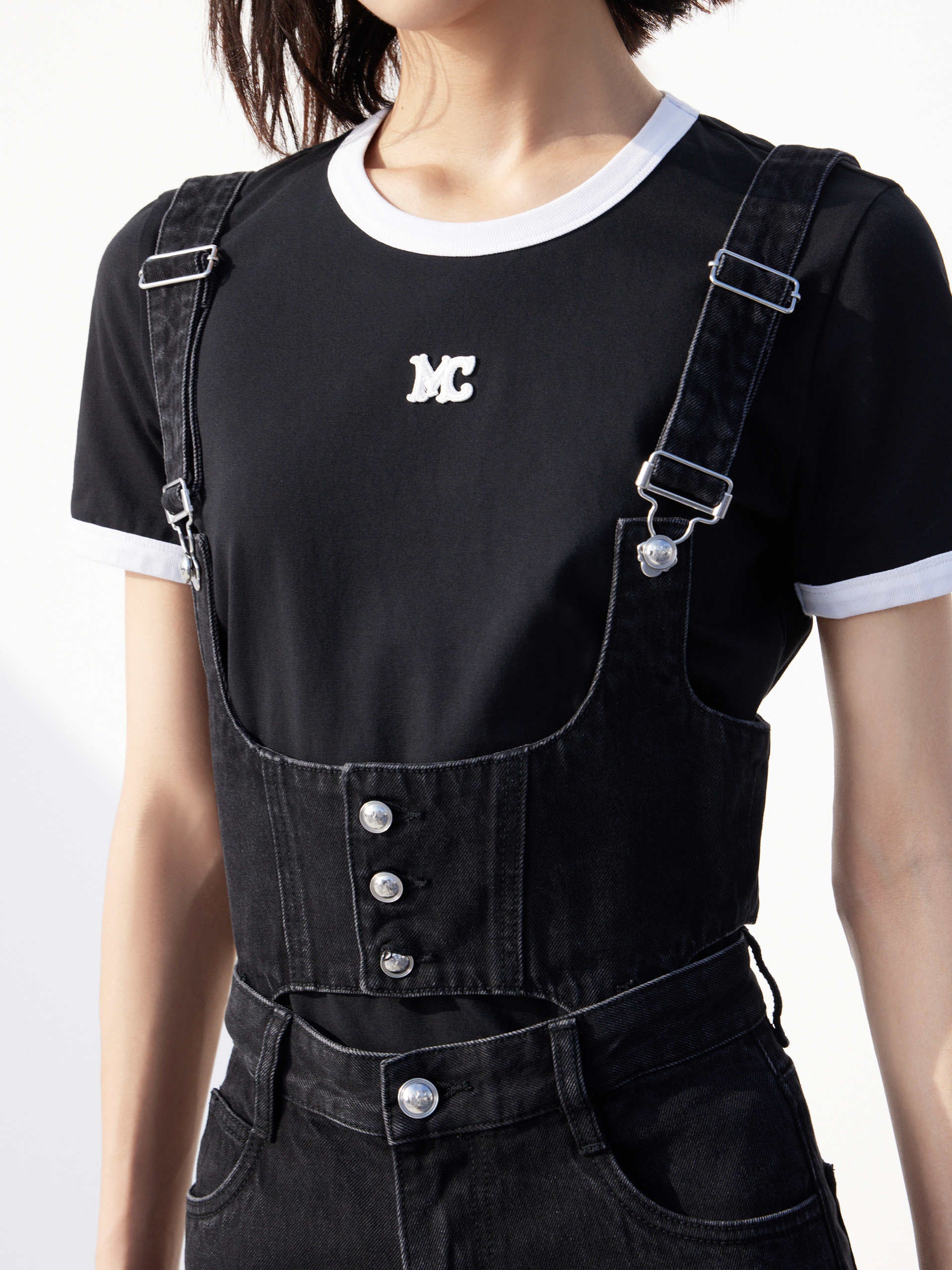 Women's Contrast Round Neck Slim Fit T-shirt in Black