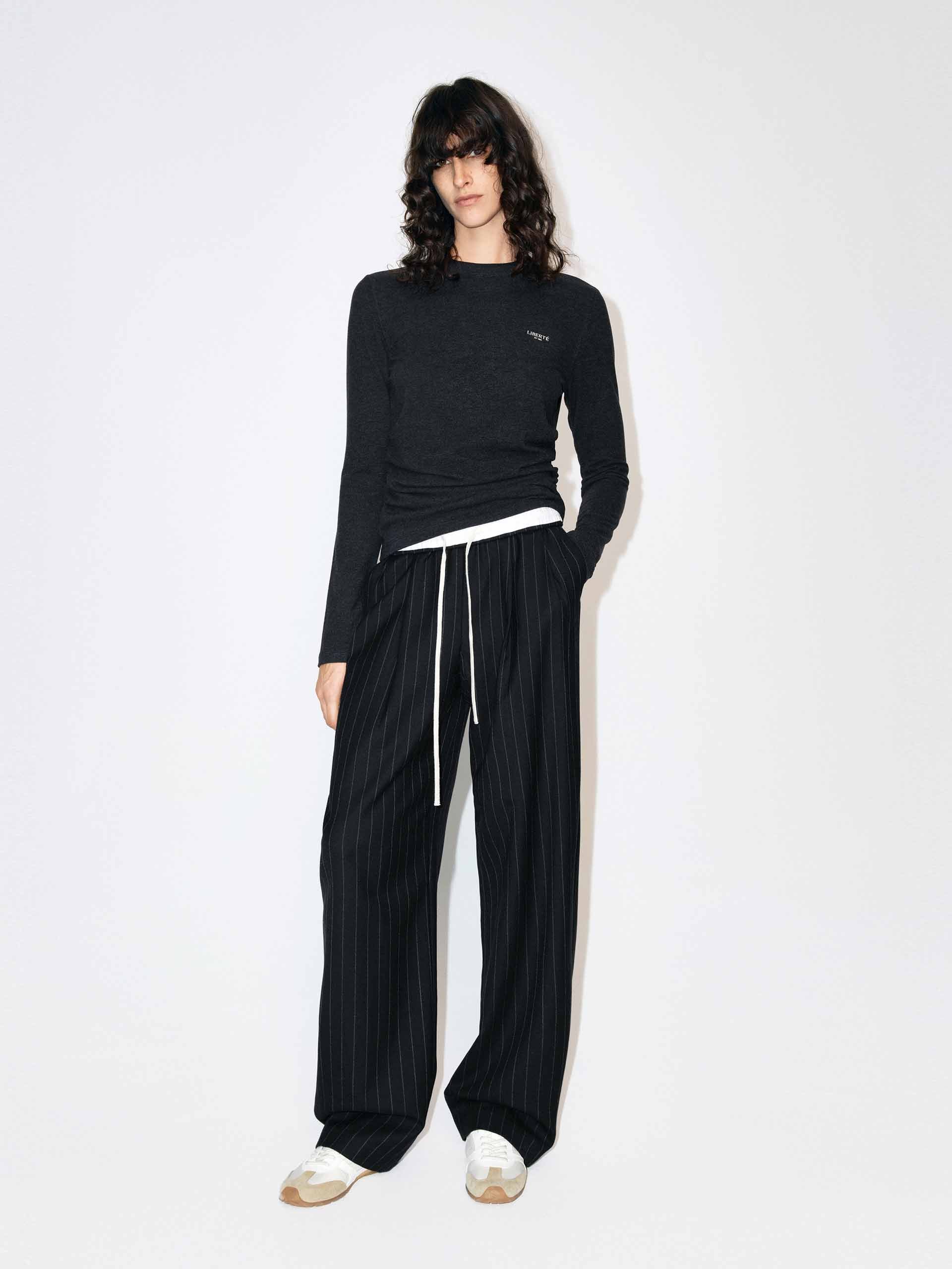 MO&Co. Women's Long Sleeves Fitted Gathered T-shirt in Black