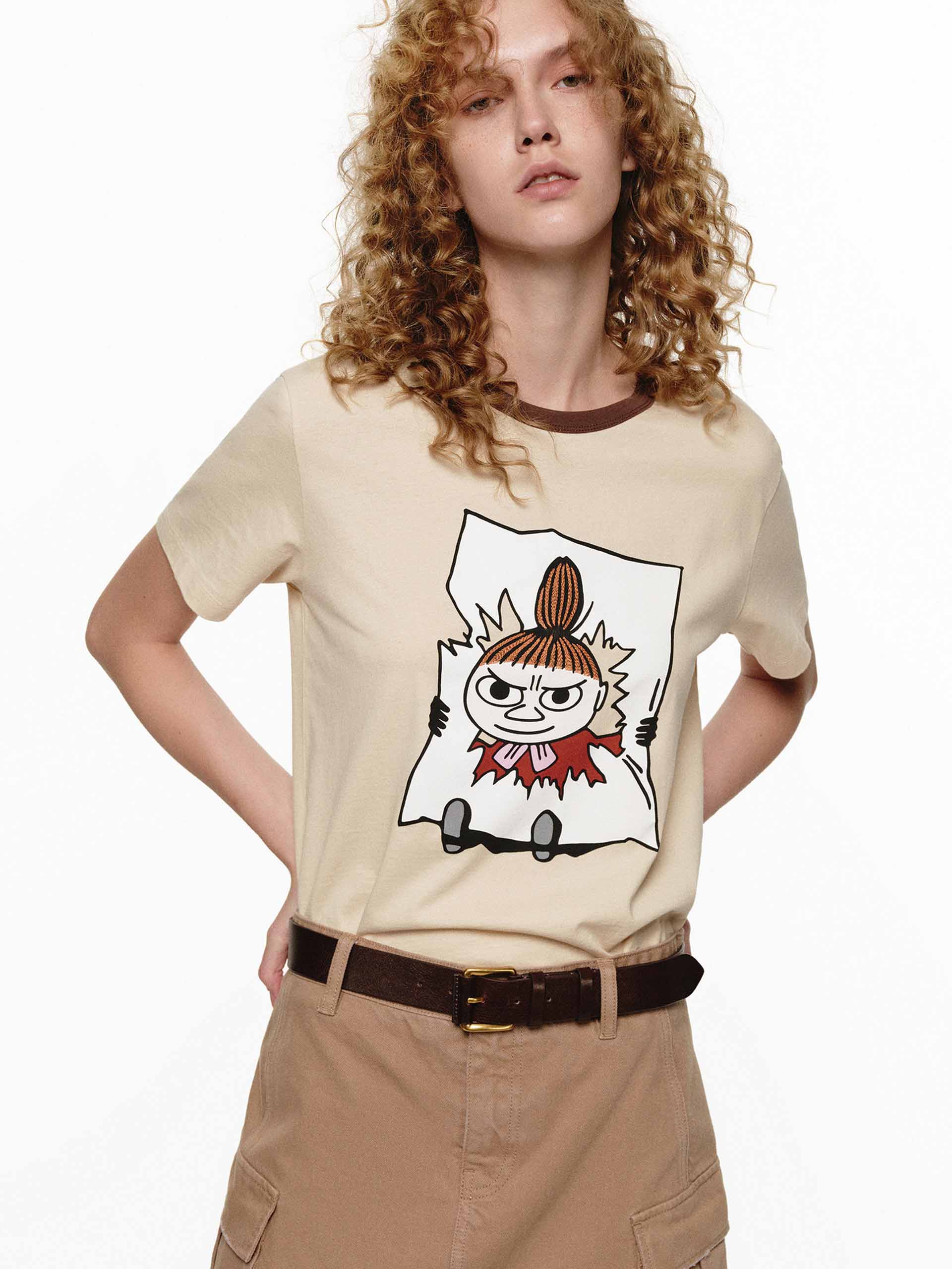 トップス mocomoc MO&CO. Women's Contrast Neckline Printed T-shirt – MO&Co.