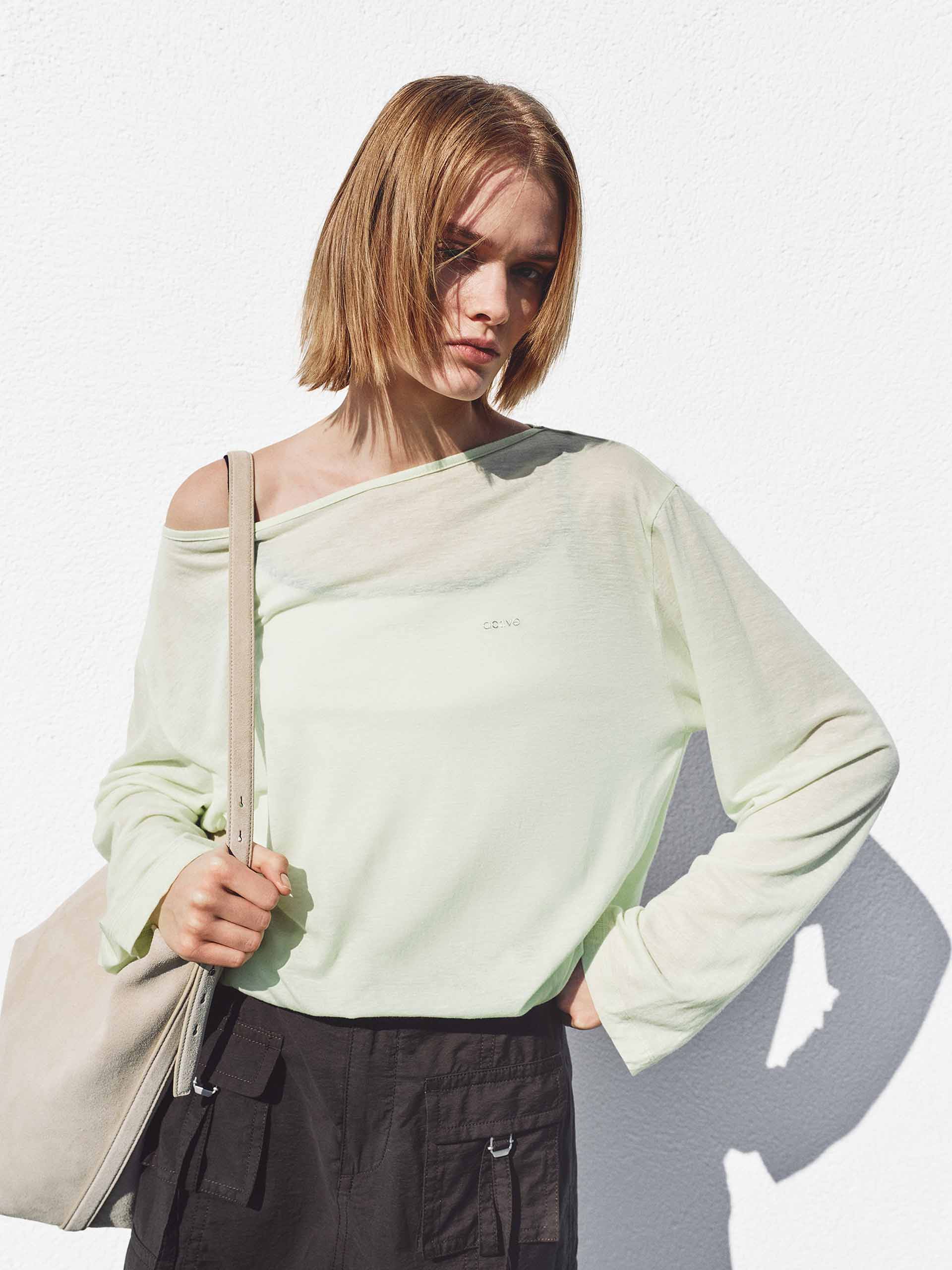 MO&Co. Women's Eco Linen Boat Neck Tee | Easy Long Sleeve