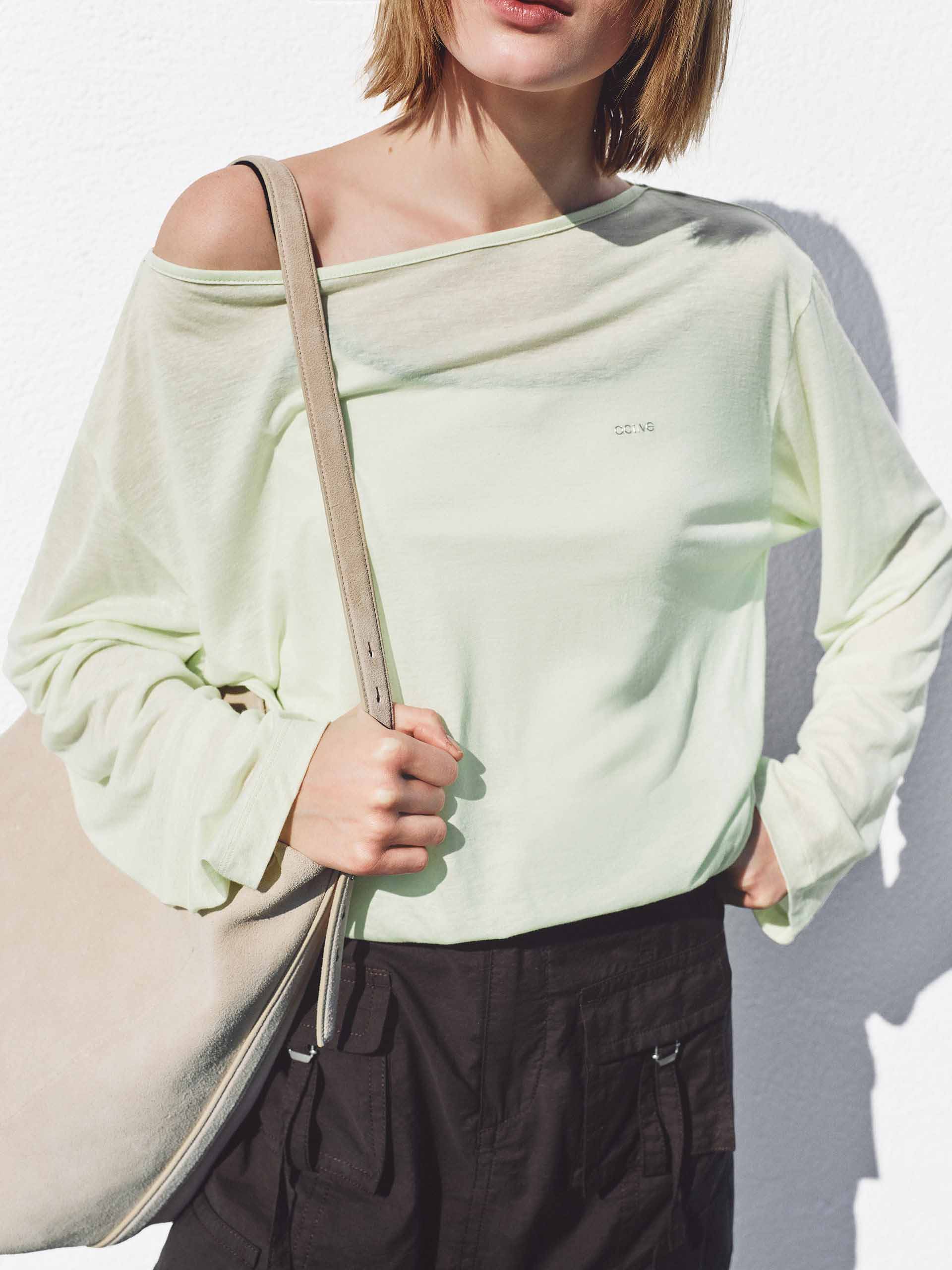 MO&Co. Women's Eco Linen Boat Neck Tee | Easy Long Sleeve