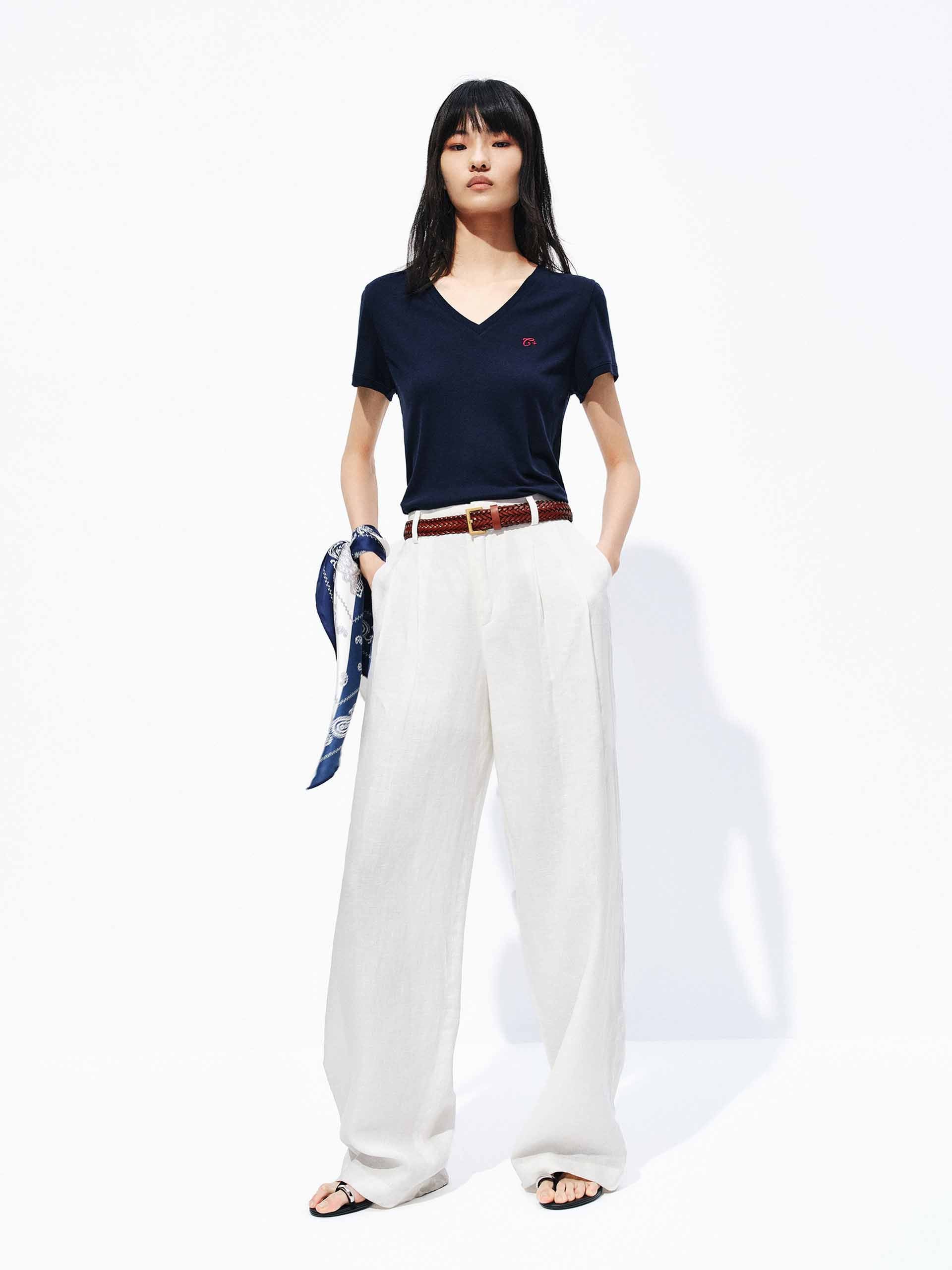 【Moco 】MEDI LLICA WHT NS TEE MO&Co. Women's Comfy Fitted V-Neck T-shirt