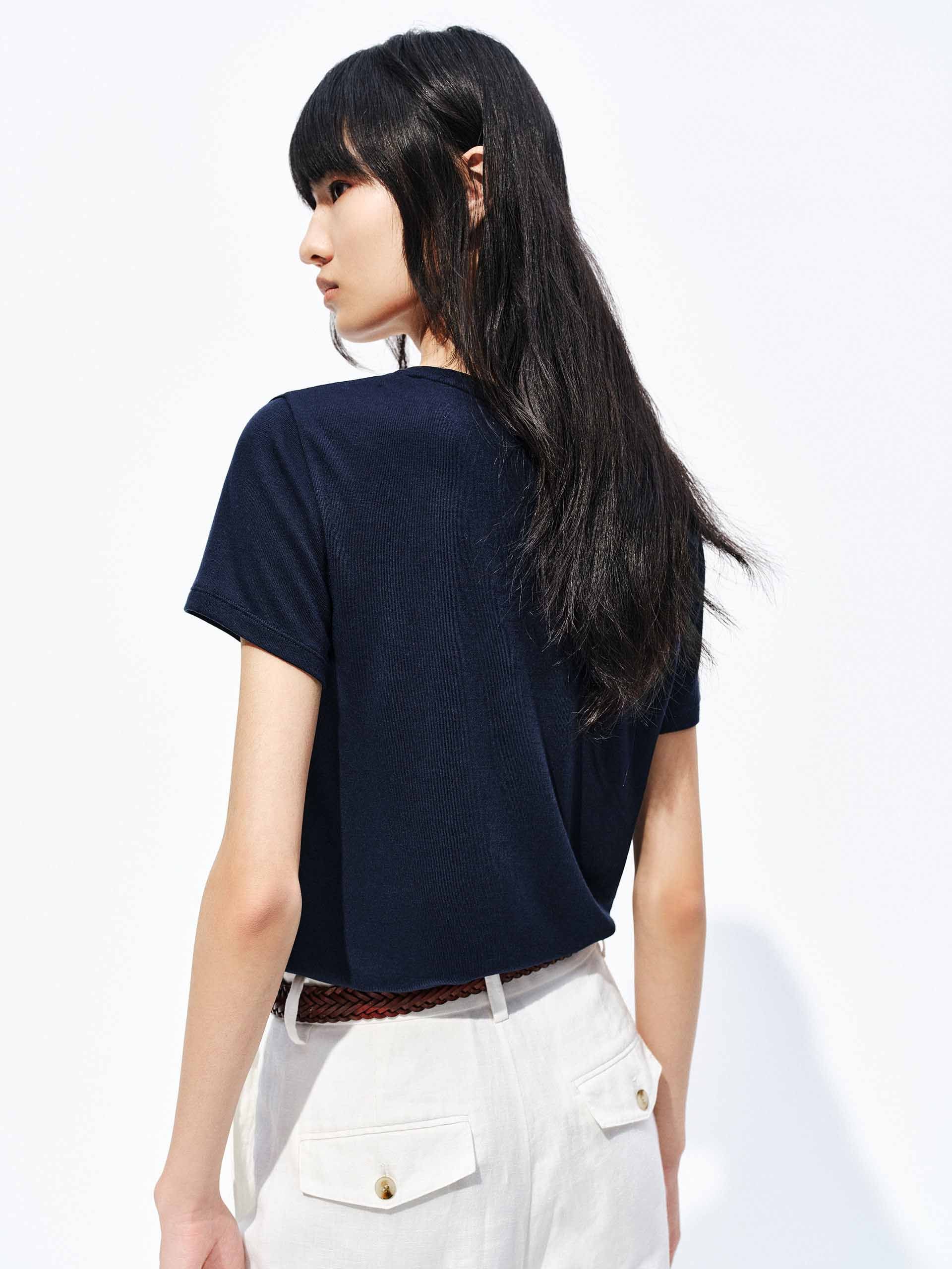 MO&Co. Women's Comfy Fitted V-Neck T-shirt