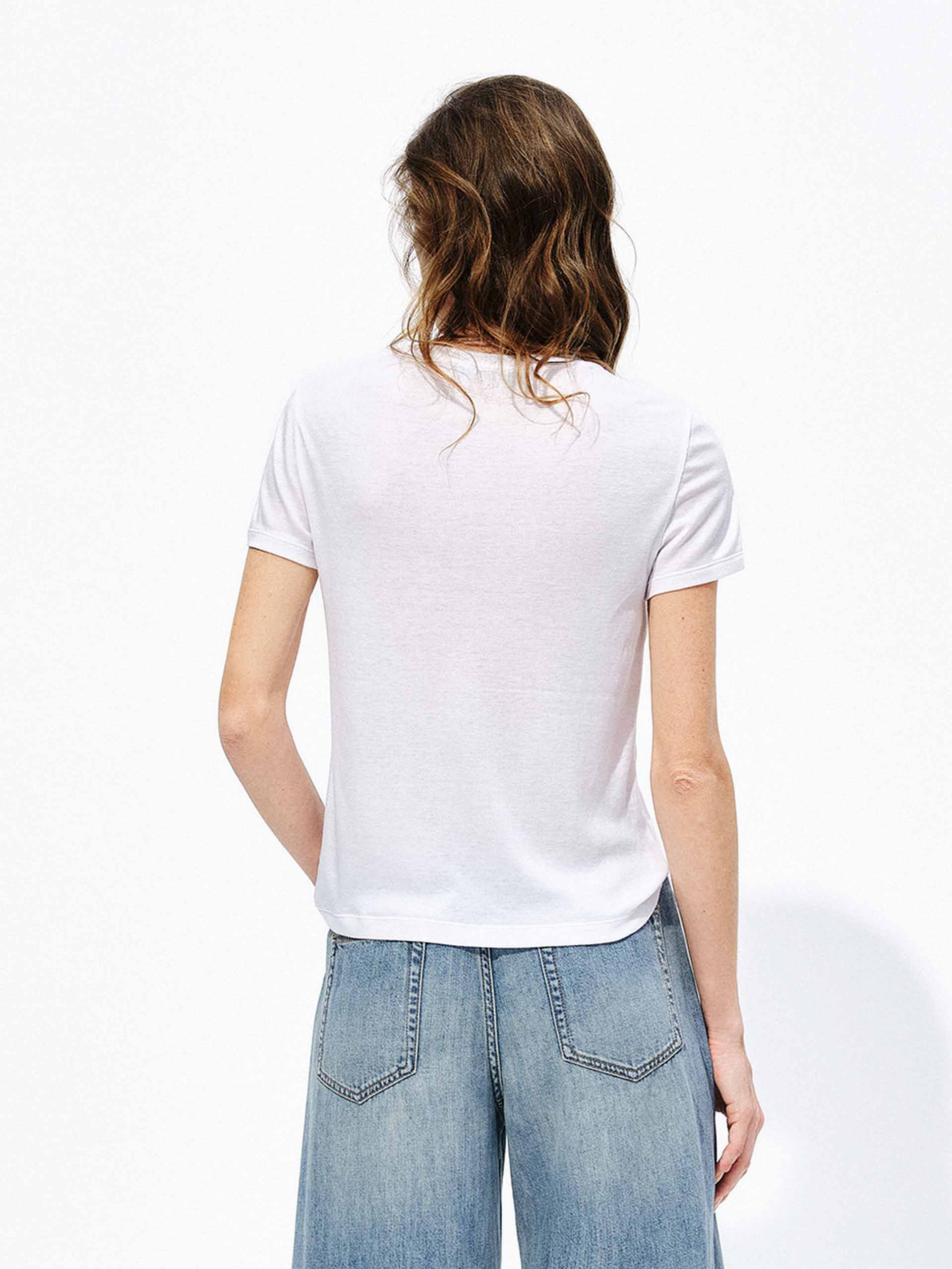 【Moco 】MEDI LLICA WHT NS TEE MO&Co. Women's Comfy Fitted V-Neck T-shirt