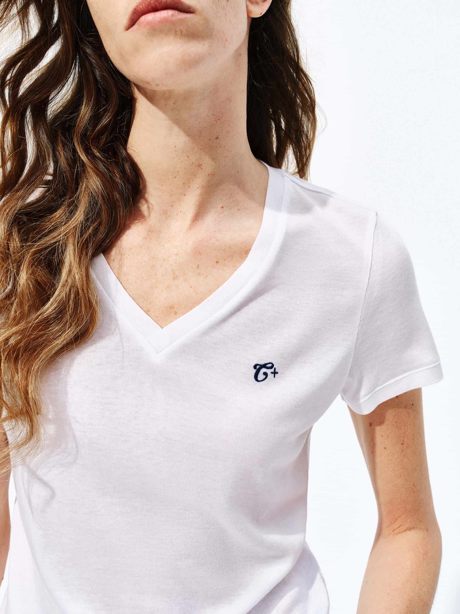 【Moco 】MEDI LLICA WHT NS TEE MO&Co. Women's Comfy Fitted V-Neck T-shirt