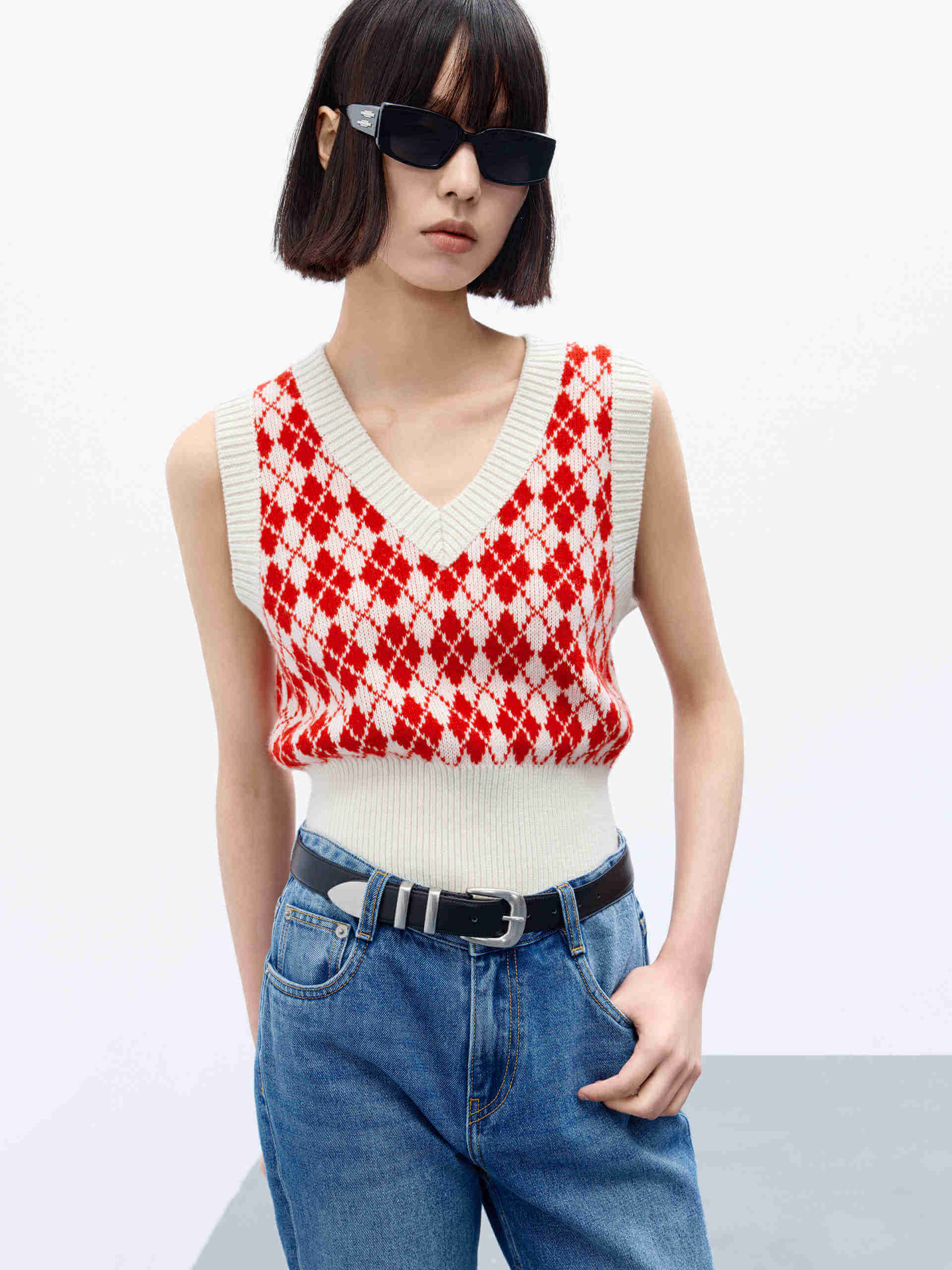 MO&Co. Women's Wool Blend V-neck Argyle Checkered Cropped Knit Sweater Vest Plaid in Red and White