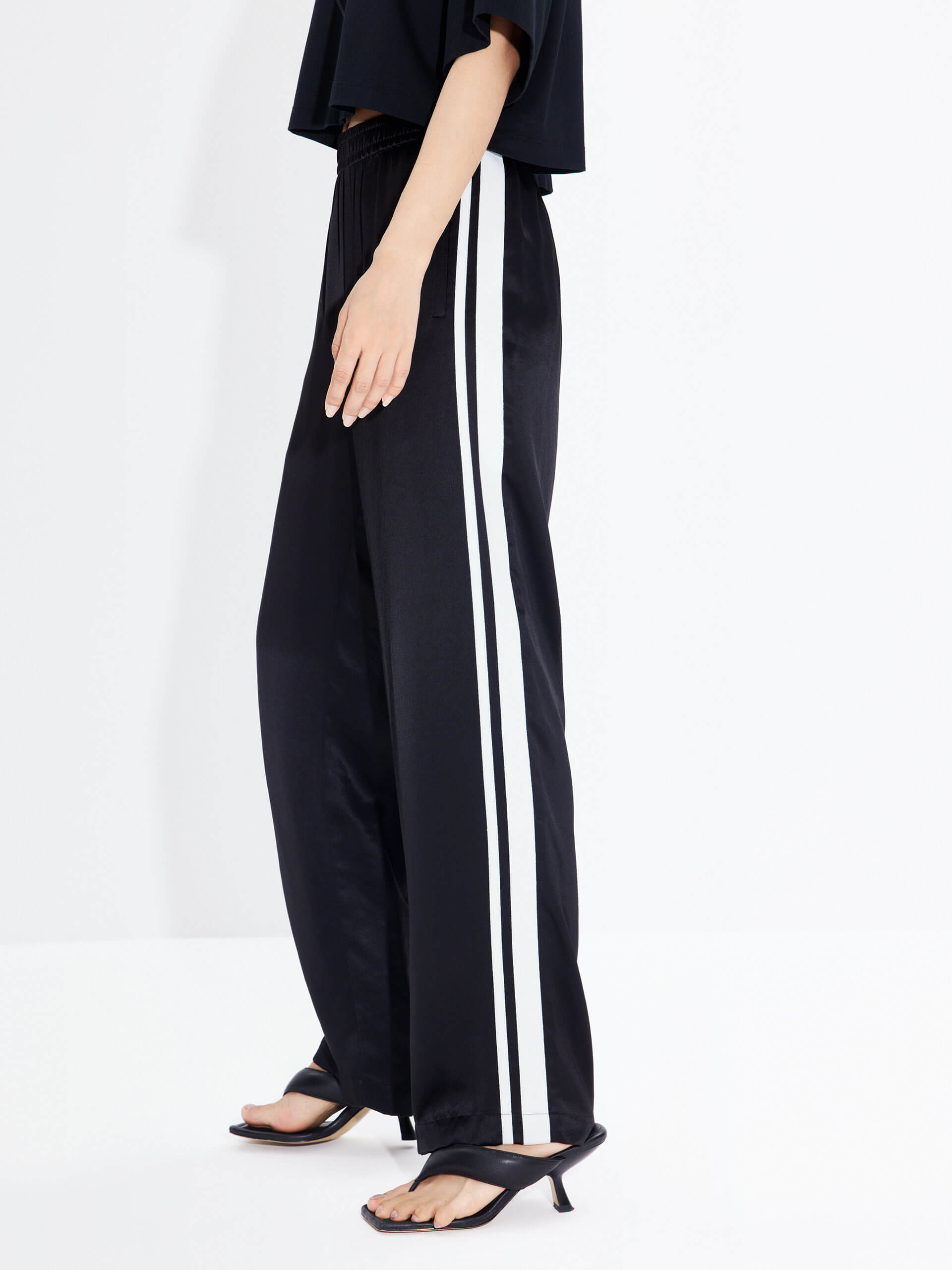 MO&Co. Women's Contrast Elastic Waist Pants in Black feature a straight leg, contrast trim design, and an elasticated waistband with side pockets. An acetate blend fabric ensures these pants are incredibly soft, smooth, and comfortable.