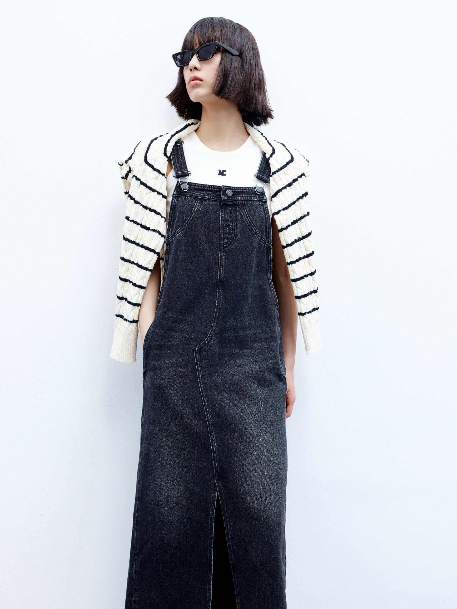 Women's Raw Hem Slit Detail Denim Overall Skirt Dress in Black