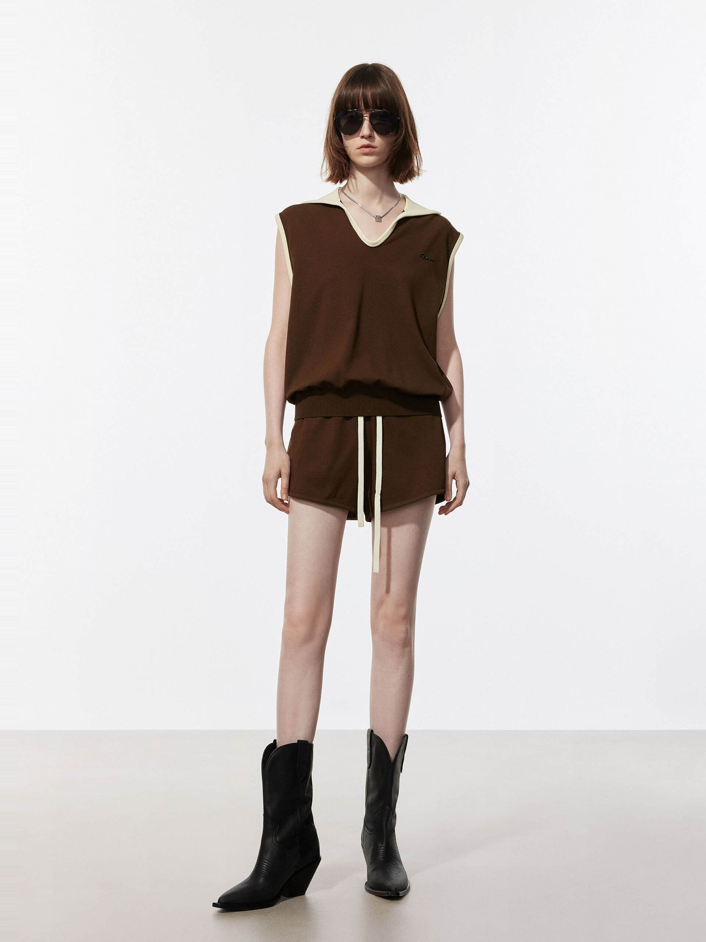 Contrast Collar Sleeveless Top