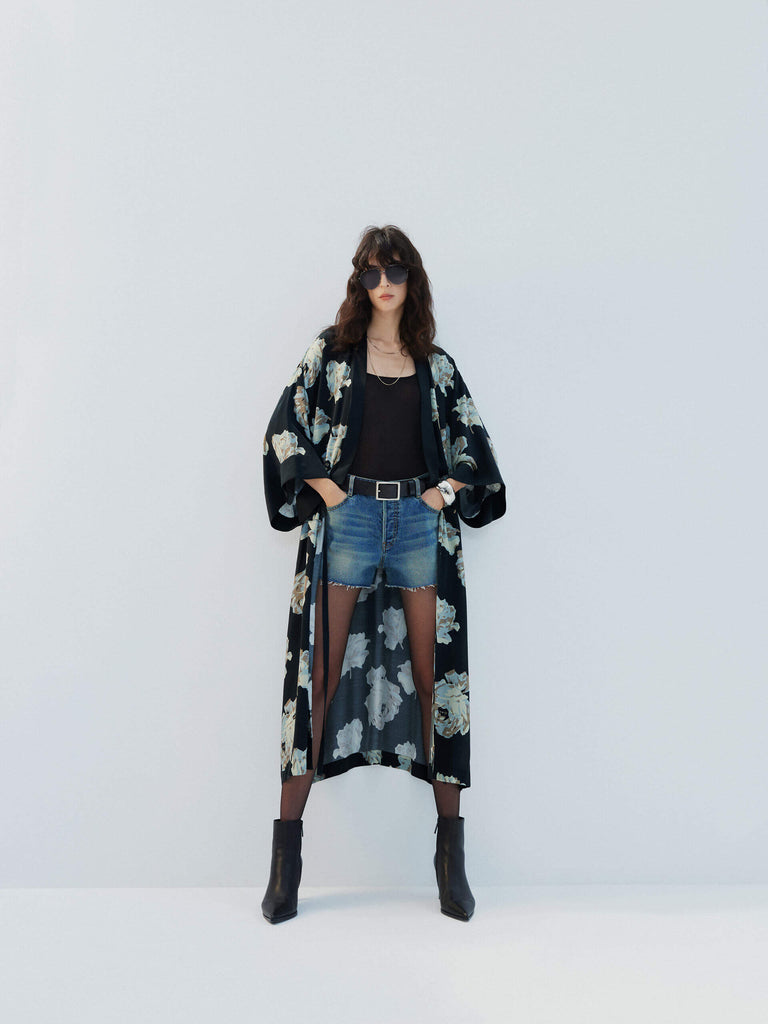 MO&Co. Noir Women's Long Floral Printed Coat. Crafted from a luxurious silk blend material, this coat features an all-over floral print that adds a statement touch to any outfit.
