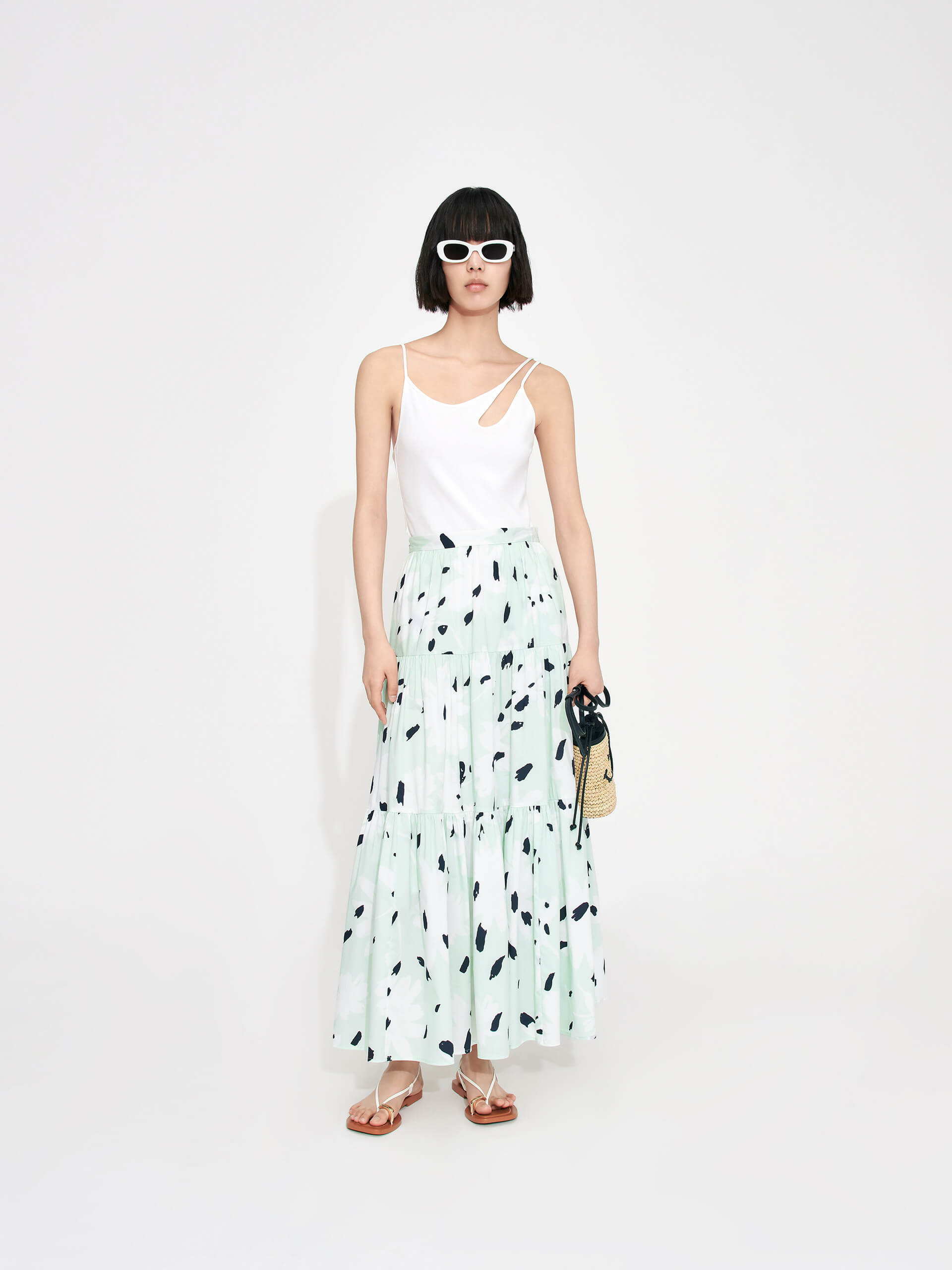 MO&Co. Women's Tiered Floral Print Maxi Skirt in Mint features a flowy fit, high waist and pleated design. Plus, the bold floral print and side zipper closure create a standout style.