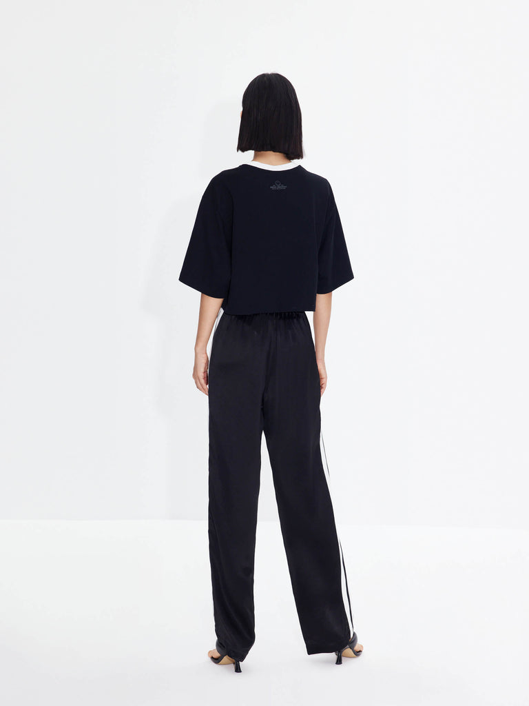 MO&Co. Women's Contrast Elastic Waist Pants in Black feature a straight leg, contrast trim design, and an elasticated waistband with side pockets. An acetate blend fabric ensures these pants are incredibly soft, smooth, and comfortable.