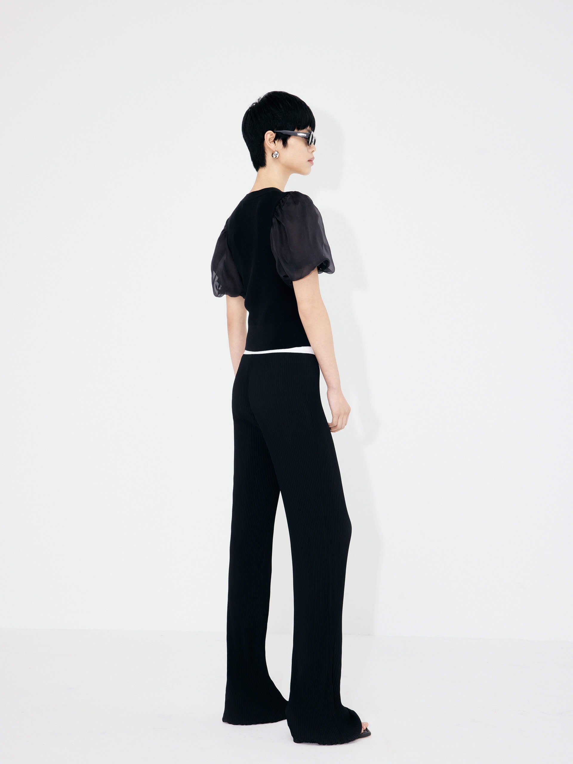 MO&Co's Structured Contrast Detail Pants in Black. Featuring a contrasting elastic waistband and structured texture fabric, these pants are sure to elevate any look.