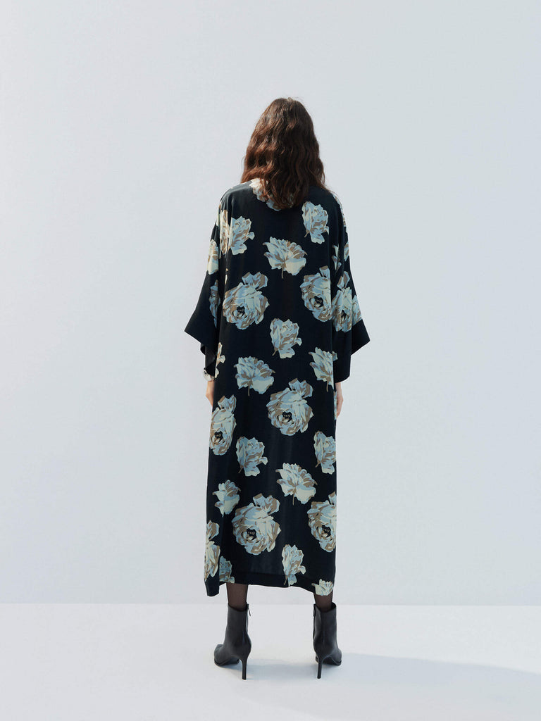 MO&Co. Noir Women's Long Floral Printed Coat. Crafted from a luxurious silk blend material, this coat features an all-over floral print that adds a statement touch to any outfit.