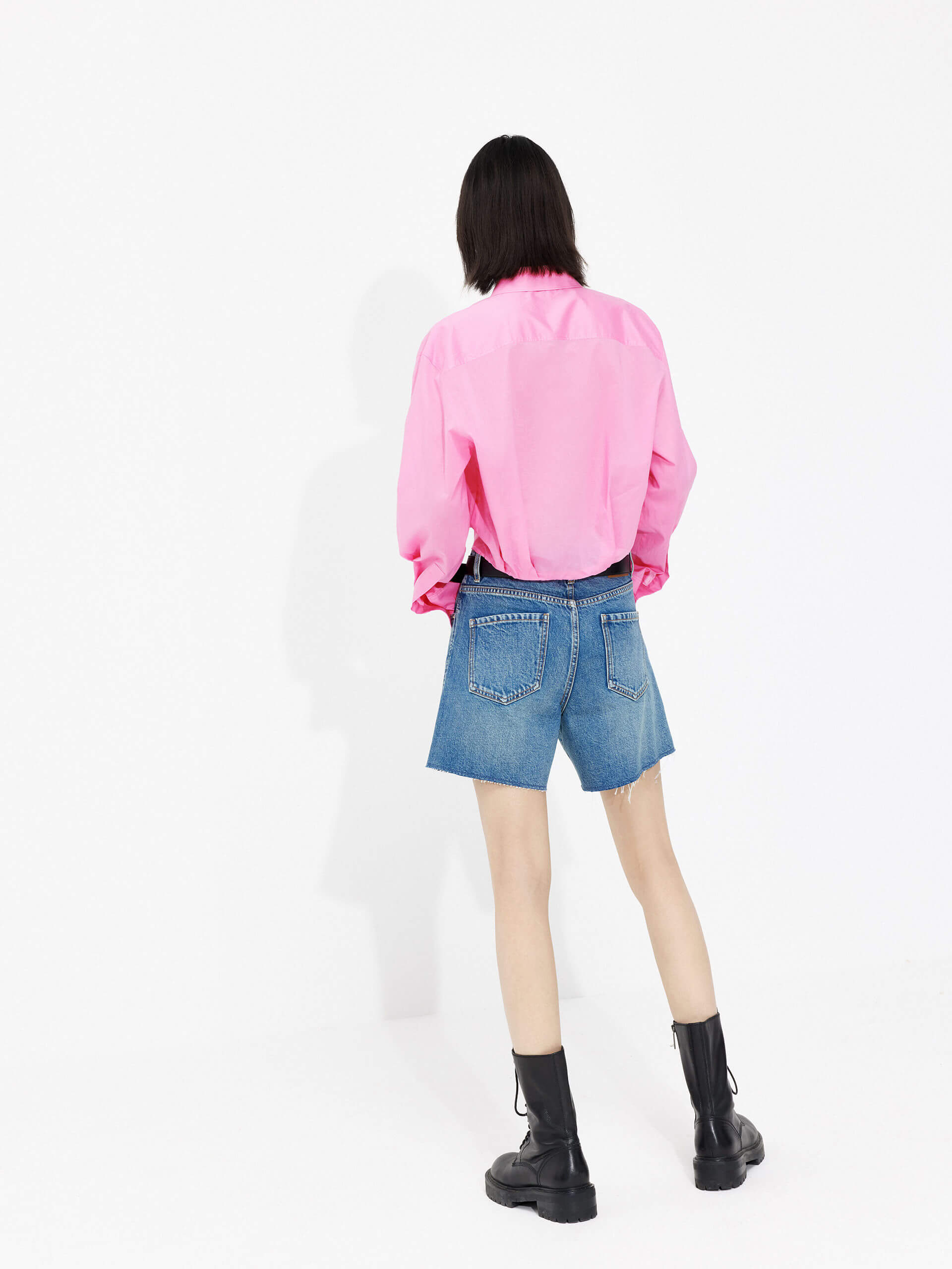 MO&Co. Women's Slanted Placket Cropped Shirt in Pink. Crafted with a stylish cropped silhouette and slanted placket design, this fashion-forward piece is bound to turn heads. Plus, it's complete with a front pocket and elastic hem for a unique look.