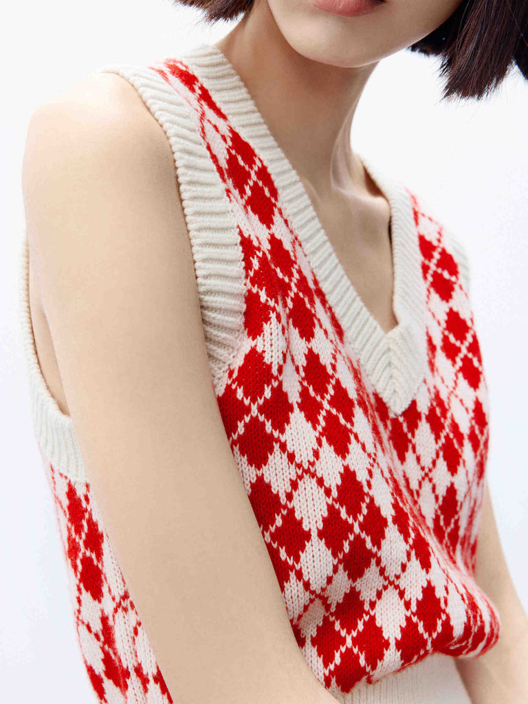MO&Co. Women's Wool Blend V-neck Argyle Checkered Cropped Knit Sweater Vest Plaid in Red and White