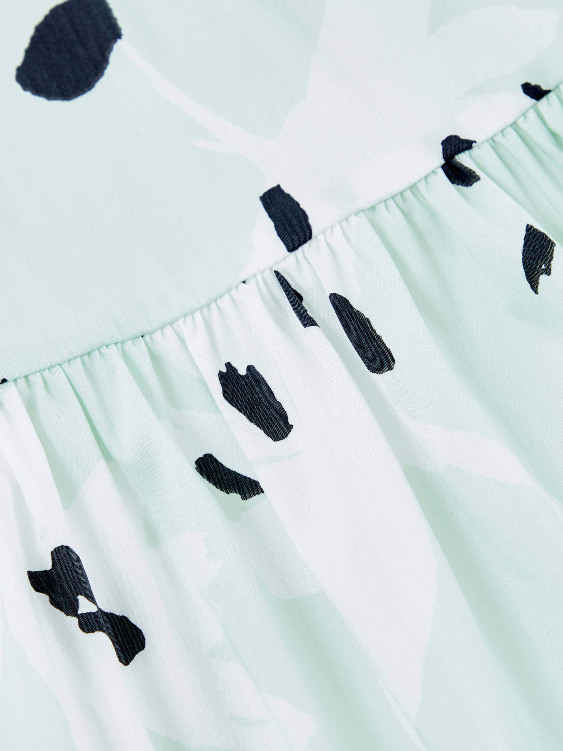 MO&Co. Women's Tiered Floral Print Maxi Skirt in Mint features a flowy fit, high waist and pleated design. Plus, the bold floral print and side zipper closure create a standout style.