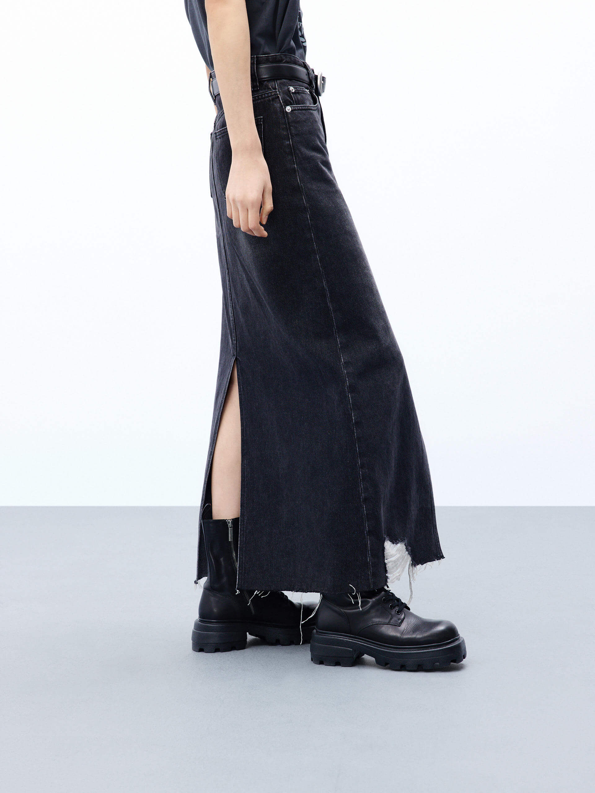 MO&Co. Women's Frayed Hem Maxi Cotton Denim Skirt in Washed Black