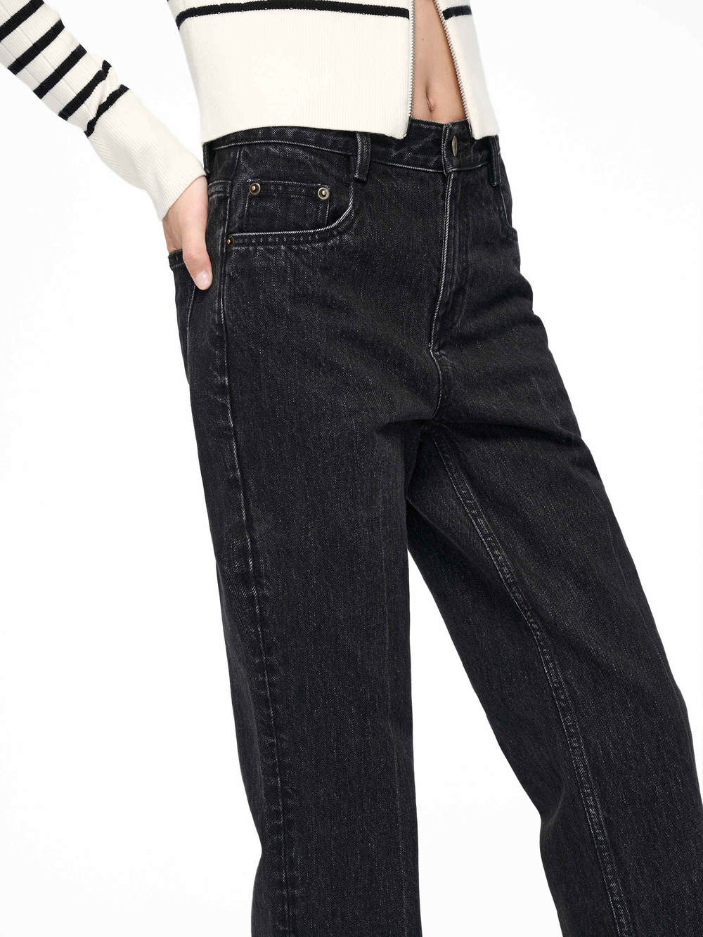 MO&Co. Women's Raw Edge Cotton Tapered Jeans in Washed Black