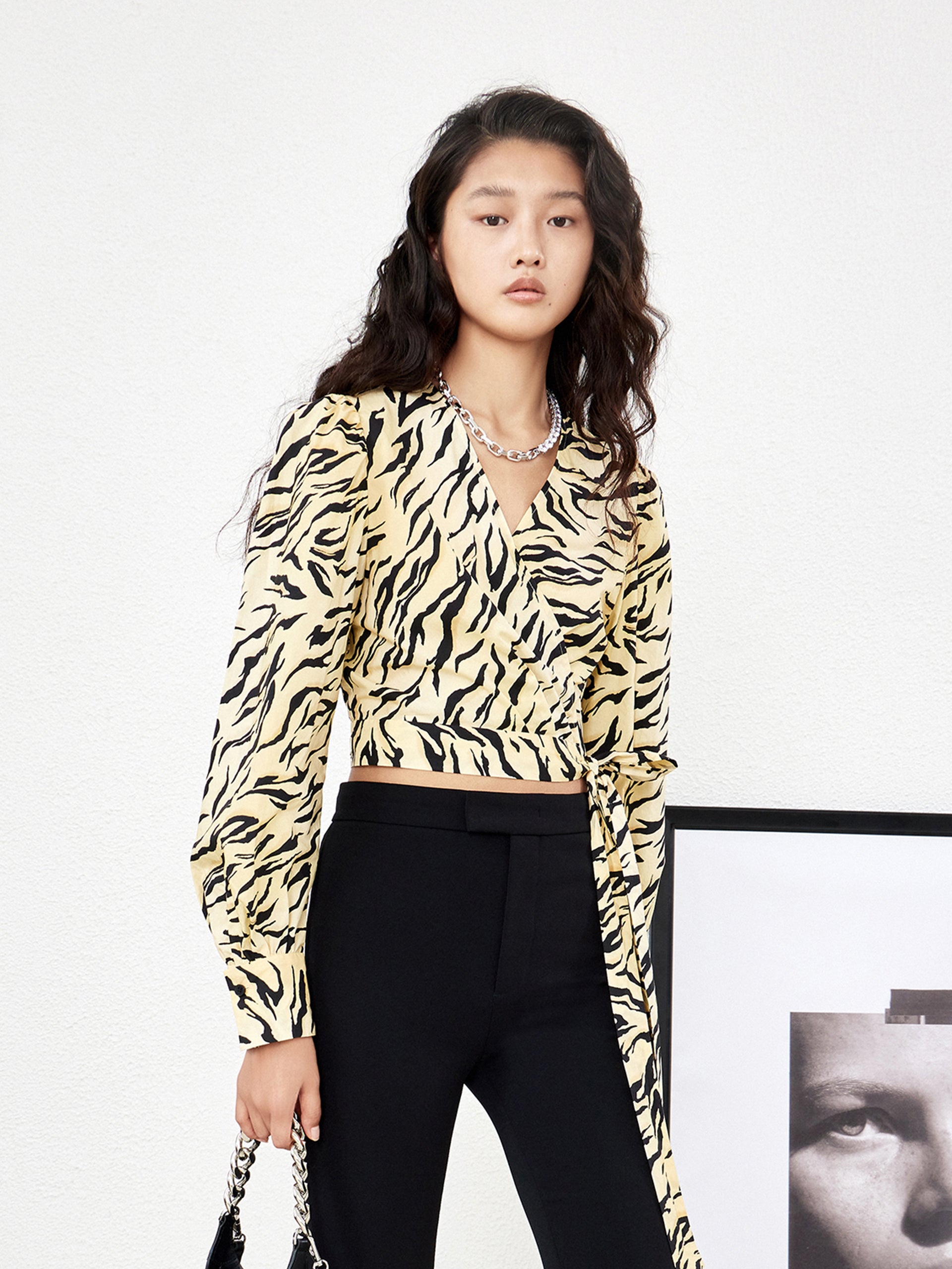 MO&Co. Women's Tiger Print Right Tie Blouse Fitted Chic Cotton Long Sleeve Tops