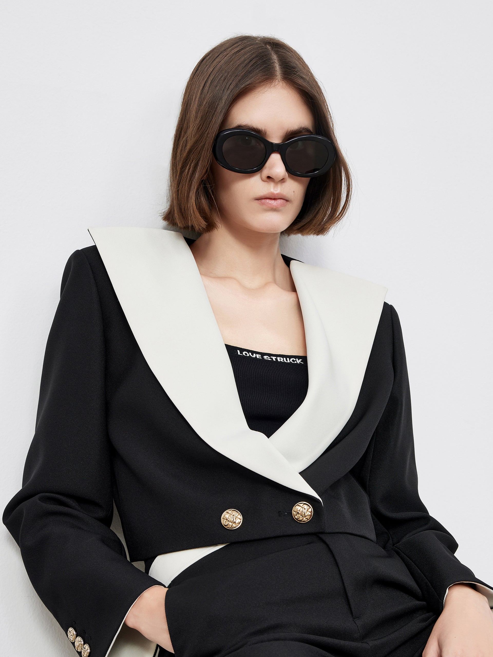 MO&Co. Women's Contrast Lapel Cropped Coat Loose Chic V Neck Ladies Coats