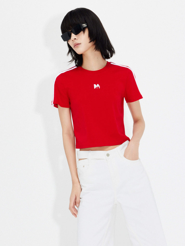 MO&Co.'s cropped logo print T-shirt in Red for women. It offers a slim fit, crewneck, short sleeves, and an M pattern print at the chest. Plus, it features contrasting trim details.