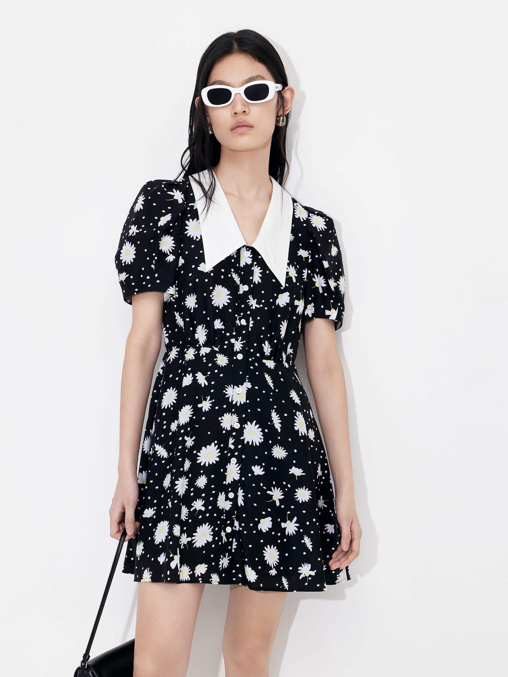 This high-quality MO&Co. Women's Silk Blend Printed Dress in Black is crafted from a luxuriously soft blend of mulberry silk and lyocell. A-line silhouette, Chelsea collar, puff sleeves, and front buttons create a truly stunning look, while the floral print adds a beautiful finishing touch.