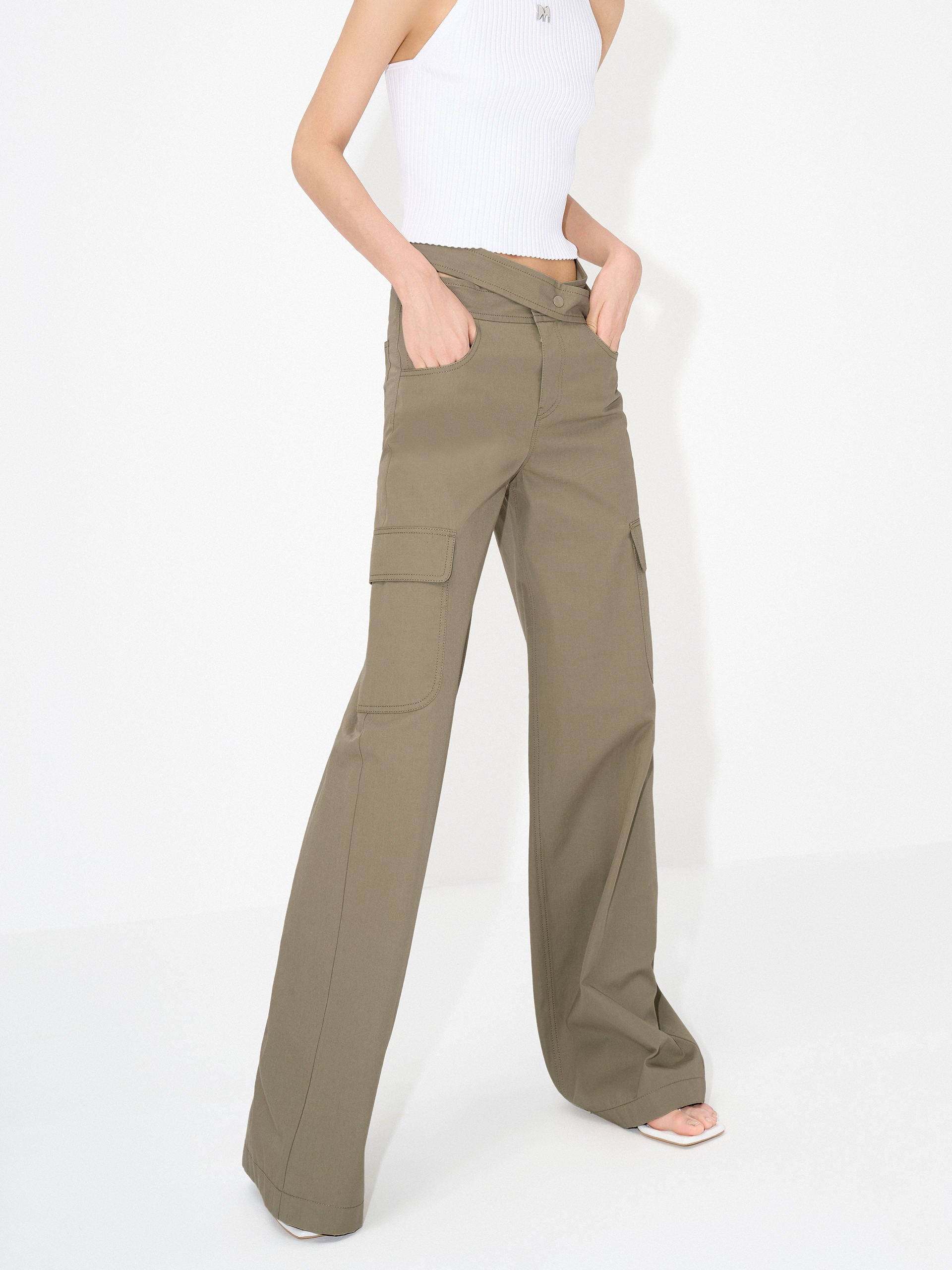  MO&Co. Women's Crossover Waistband Casual Cargo Pants for Summer in Olive