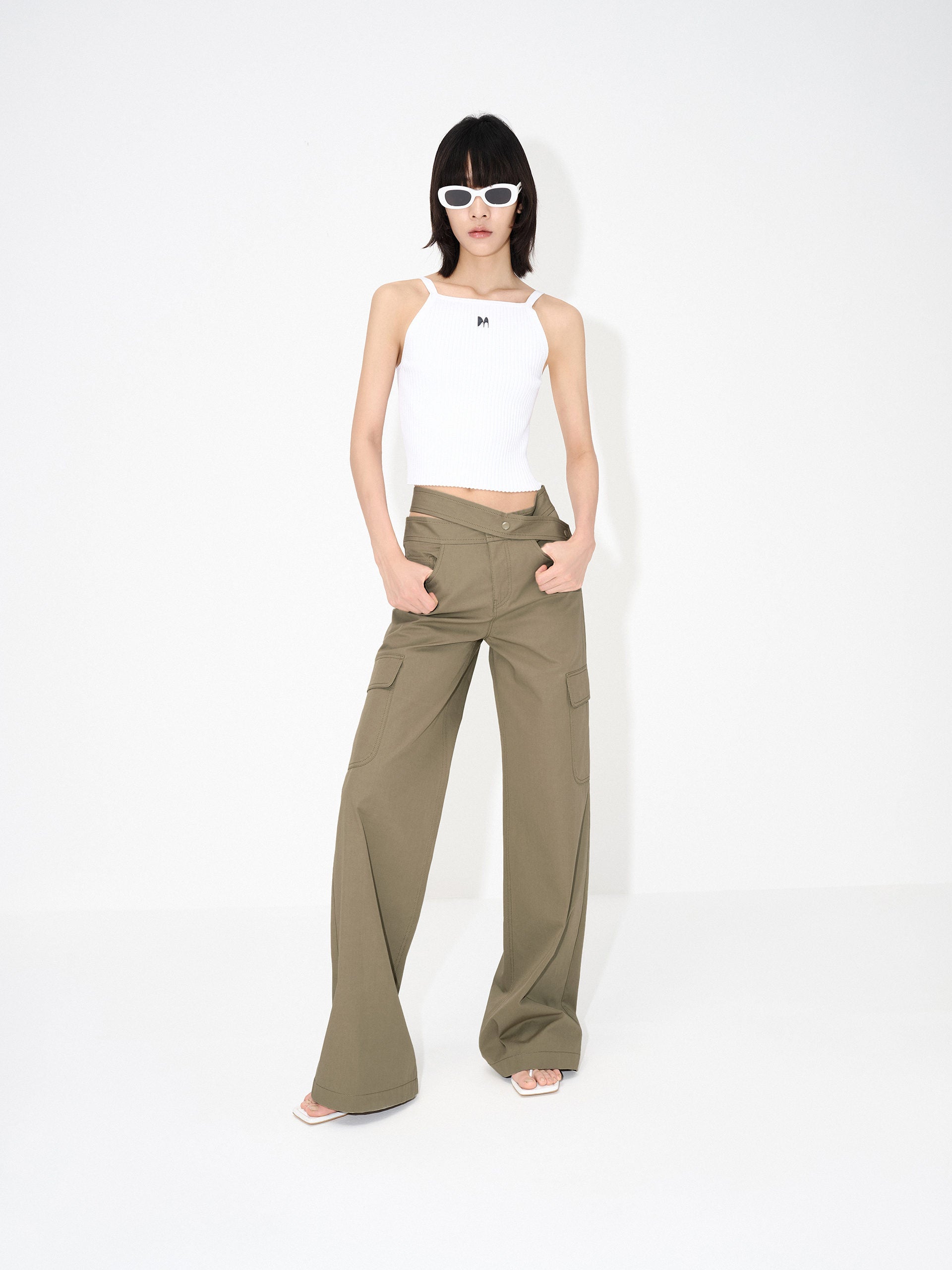  MO&Co. Women's Crossover Waistband Casual Cargo Pants for Summer in Olive