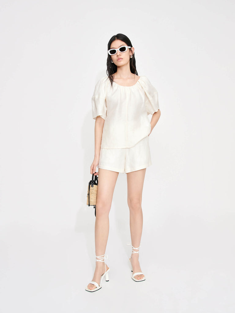 These MO&Co. Women's Linen Blend Shorts with Glossy Touch in Beige are a must-have for the summer. Crafted from a linen blend, they offer high breathability, comfort, smooth and glossy texture. Featuring a high-waisted style and double side pocket design, they're perfect for creating a casual, effortless-chic look.