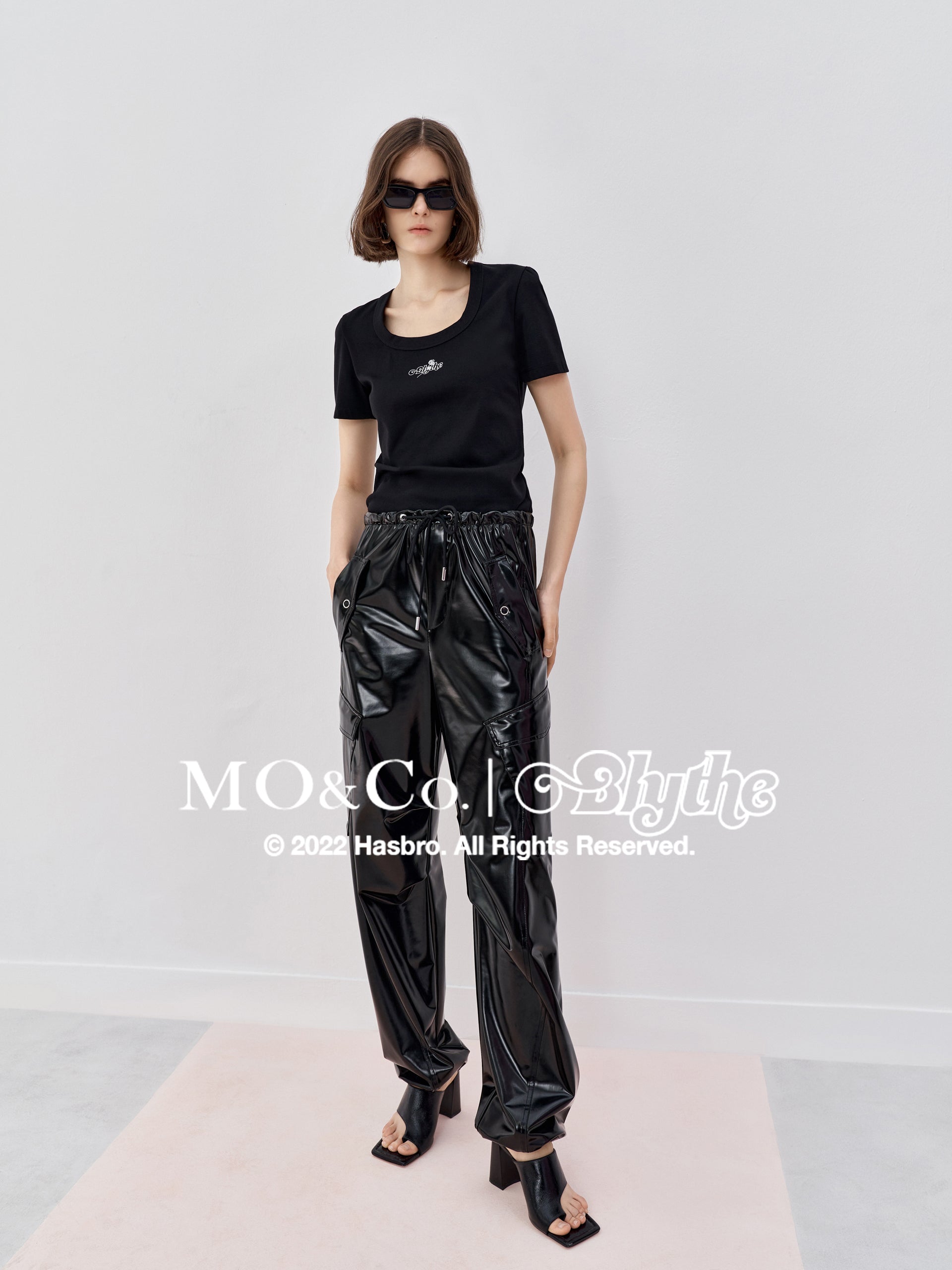 MO&Co.｜Blythe Collaboration Rose Print Crew Neck T-Shirt Fitted Casual Round Neck  Black Tshirts