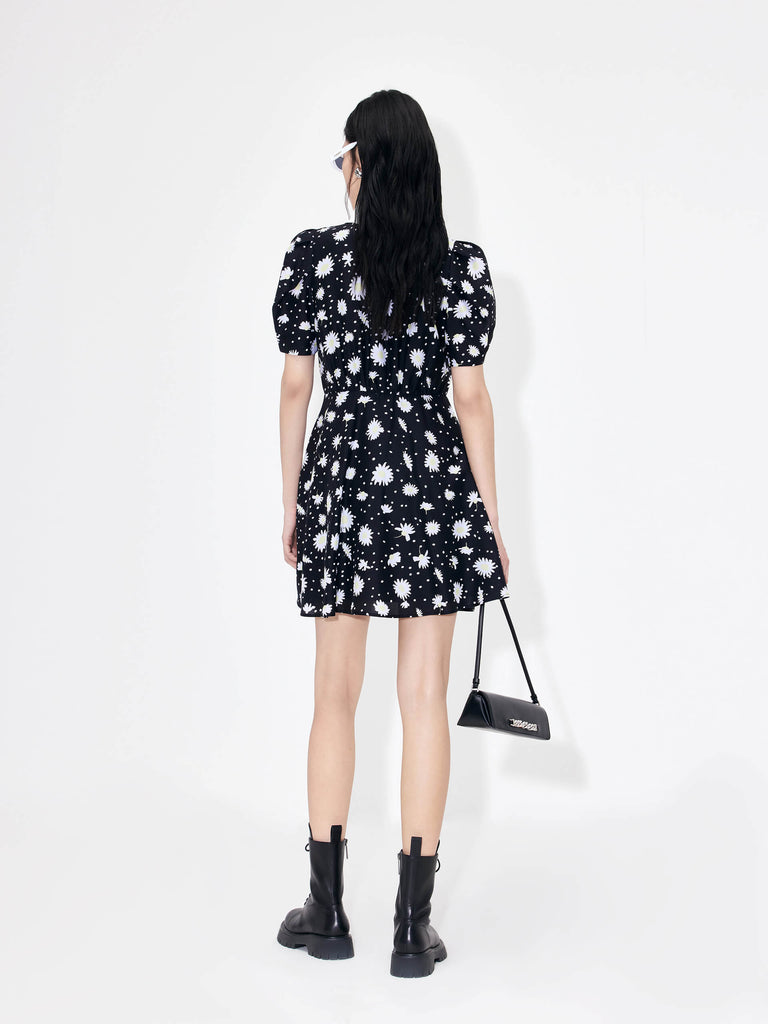 This high-quality MO&Co. Women's Silk Blend Printed Dress in Black is crafted from a luxuriously soft blend of mulberry silk and lyocell. A-line silhouette, Chelsea collar, puff sleeves, and front buttons create a truly stunning look, while the floral print adds a beautiful finishing touch.