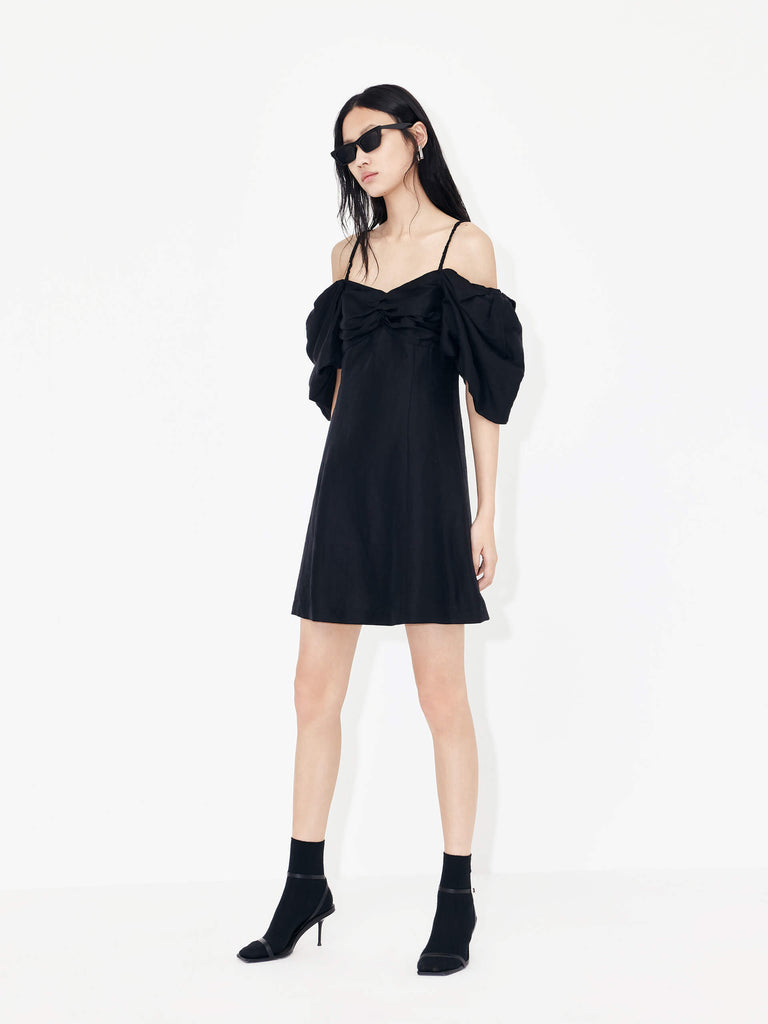 This MO&Co. Women's Front Twisted Cami Dress in Black is the perfect wardrobe essential for hot days. Crafted from a comfortable linen blend fabric, the off-shoulder design is cut in a high waist A-line silhouette for a flattering fit. The breathable material ensures you stay cool, while the soft texture offers lasting comfort.